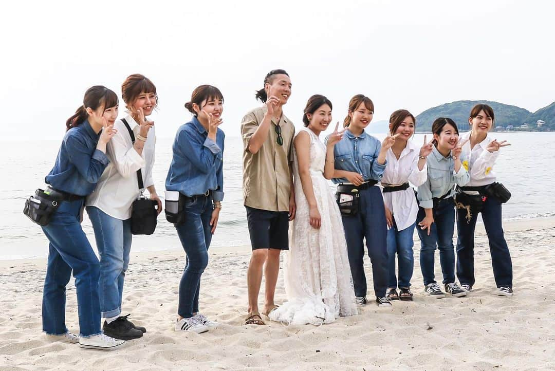 福岡ベルエポック美容専門学校さんのインスタグラム写真 - (福岡ベルエポック美容専門学校Instagram)「☀️企業コラボ☀️ . . これから迎える夏に 大人気のspot✨糸島✨ . . 先日、その糸島で 結婚式が行われました😊🎵 在校生がそのステージをお手伝いさせていただきました💕💕 . . これまでの結婚式にとらわれない 自分たちだけの 世界にたった1つの結婚式を、、 #ありのまま婚 . . ※ちなみに、、 入学して約3ヶ月の1年生もコラボデビュー❤️ . @belle_bridal2018 @belle_total_beauty  @belle_biyoushi @belle_ibb  #福岡ベルエポック美容専門学校 #福岡ベル #企業コラボ #現場で学ぶ #現場から学ぶ #圧倒的 #現場力 #ヘアメイク #ブライダル #美容師 #メイク #エステ #ファッション #ネイル #トータルビューティ #福岡 #美容学校 #糸島#fukuoka #hakata #itoshima #wedding #beauty」6月25日 21時32分 - fukuoka_belle