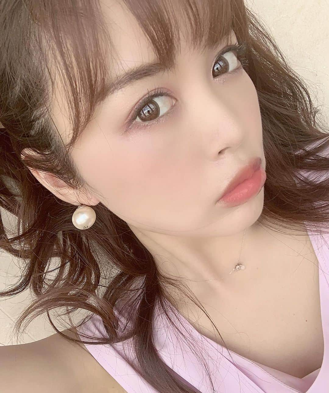 板橋瑠美さんのインスタグラム写真 - (板橋瑠美Instagram)「な、なんと♡﻿ ﻿ ずっと気になってた右側のたるみが、﻿ 無くなったぁーー😳😳！！﻿ ﻿ ﻿ 結構色々いったけど、一番レベルで翌日に引き上がったのを感じた！﻿ ﻿ ﻿ ﻿ 日本に来たばかりの、 筋膜まで届くスーパー機械「ソニックフィット」をリリーオンが取り扱っていたらしく👂﻿ ﻿ 筋膜アプローチを初体験してきた💓！！﻿ ﻿ ﻿ 全く痛くないのにハイフより奥へ行くのに﻿ 高いリフトアップ効果✨﻿ ﻿ ﻿ コラーゲンの生成もだし、﻿ たるみや小じわの改善にも効果があるらしいー！！﻿ ﻿ 動画のように首からやってくれるので、横顔もすごくスッキリしたし、ラインが変わりました！！💓 ﻿ ﻿ 日本に登場したばかりのソニックフィットは、リリーオンにあります！﻿ 都内の店舗は1ヶ月待ちなんだってー😳﻿ ﻿ ﻿ ﻿ 神奈川初出店で、横浜店もオープンしたみたい♡﻿ @rilleeon.yokohama﻿ ﻿ ﻿ #リリーオン #ソニックフィット #小顔 #フェイシャル #リフトアップ #横浜﻿ ﻿」6月25日 21時33分 - rumi_official_0616