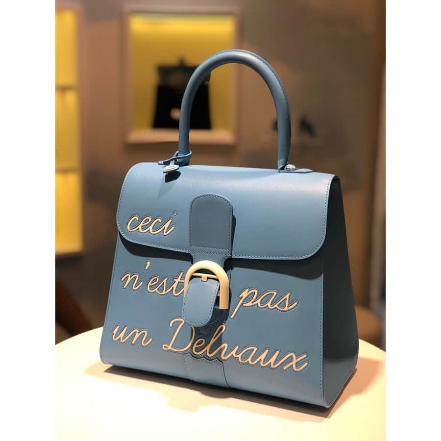 栗原佐知子さんのインスタグラム写真 - (栗原佐知子Instagram)「✴︎ 大好きな @delvaux 😍 . 今回の大阪出張にも、 お気に入りのイエローのミニブリヨンを連れて💛 . . @delvaux は世界最古のラグジュアリーレザーグッズブランド ということもあり、憧れと共に… この歳になってすごくしっくりきているブランド✨ . 大事に使いつつも、 日常に取り入れやすいしっかりとした作りなので、 少しずつコレクションしています👜 . . ちょうど大阪入りした22日から、 阪急うめだ本店2階で5ヶ月に渡るPOP UPがスタート！ ということで、おじゃましてきたよ👀 . ベルギー出身の20世紀美術を代表する芸術家 ルネ・マグリットの作品にインスピレーションを得た 『マグリットコレクション』 . 今回のコレクションはフラップを開けると 青空が飛び出すユーモラスな仕上がりだったり、 トロンプ・ルイユ（だまし絵）が施されていたり、 遊びゴコロのあるコレクション🌥 （👉3〜7枚目） . また欲しくなっちゃう😂 . . #delvaux #hankyu #hankyuumeda #popupshop #osaka #fashion #instafashion #style #outfit #ootd #coordinate #デルヴォー #阪急うめだ本店 #うめはん #大阪」6月25日 21時34分 - sachiko__kurihara