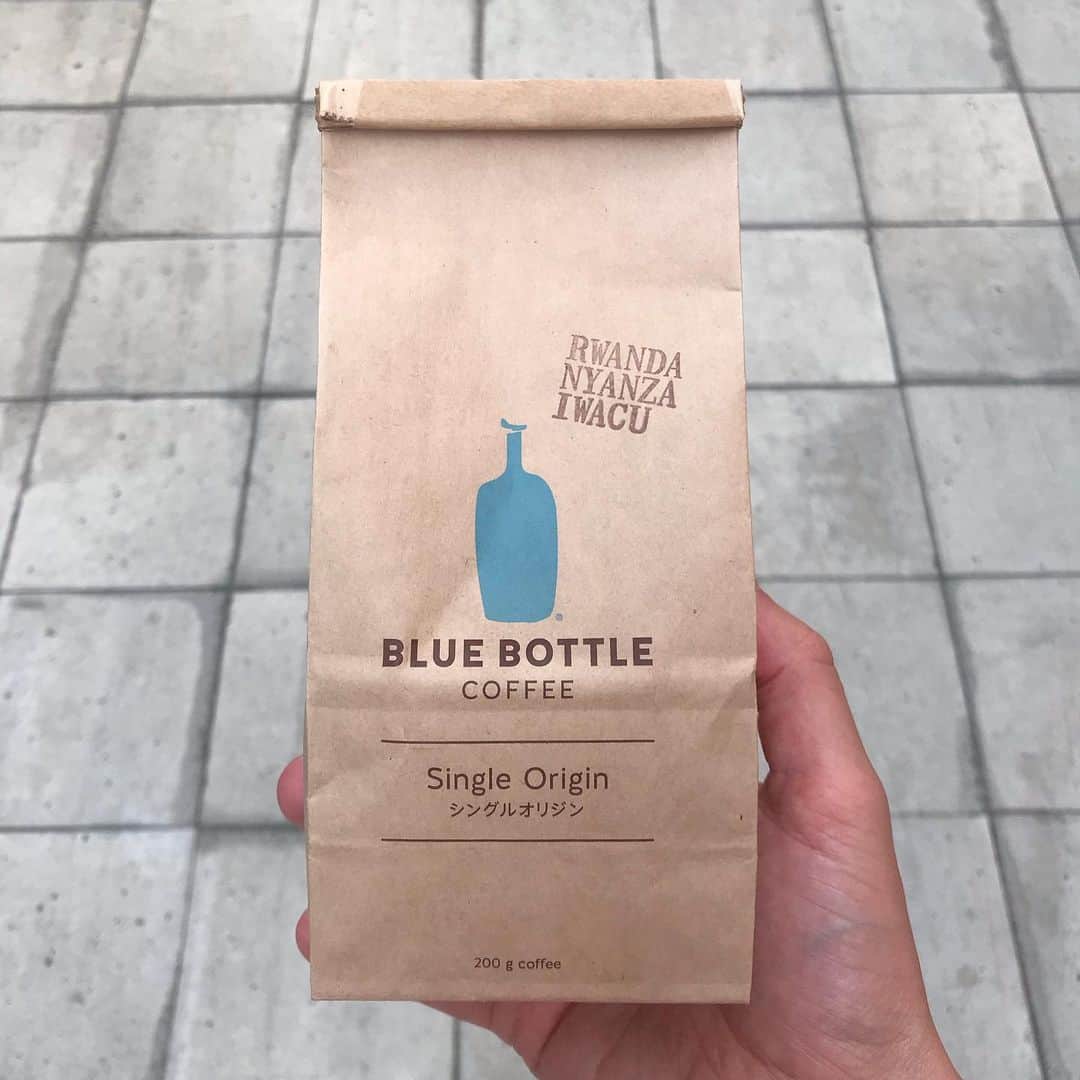 goodcoffeemeさんのインスタグラム写真 - (goodcoffeemeInstagram)「Freshly roasted coffee at Blue Bottle, always 👍🏻 @vja  #bluebottlecoffee #goodcoffee_sangenjaya #goodcoffee_tokyo #コーヒー」6月25日 21時34分 - goodcoffeeme