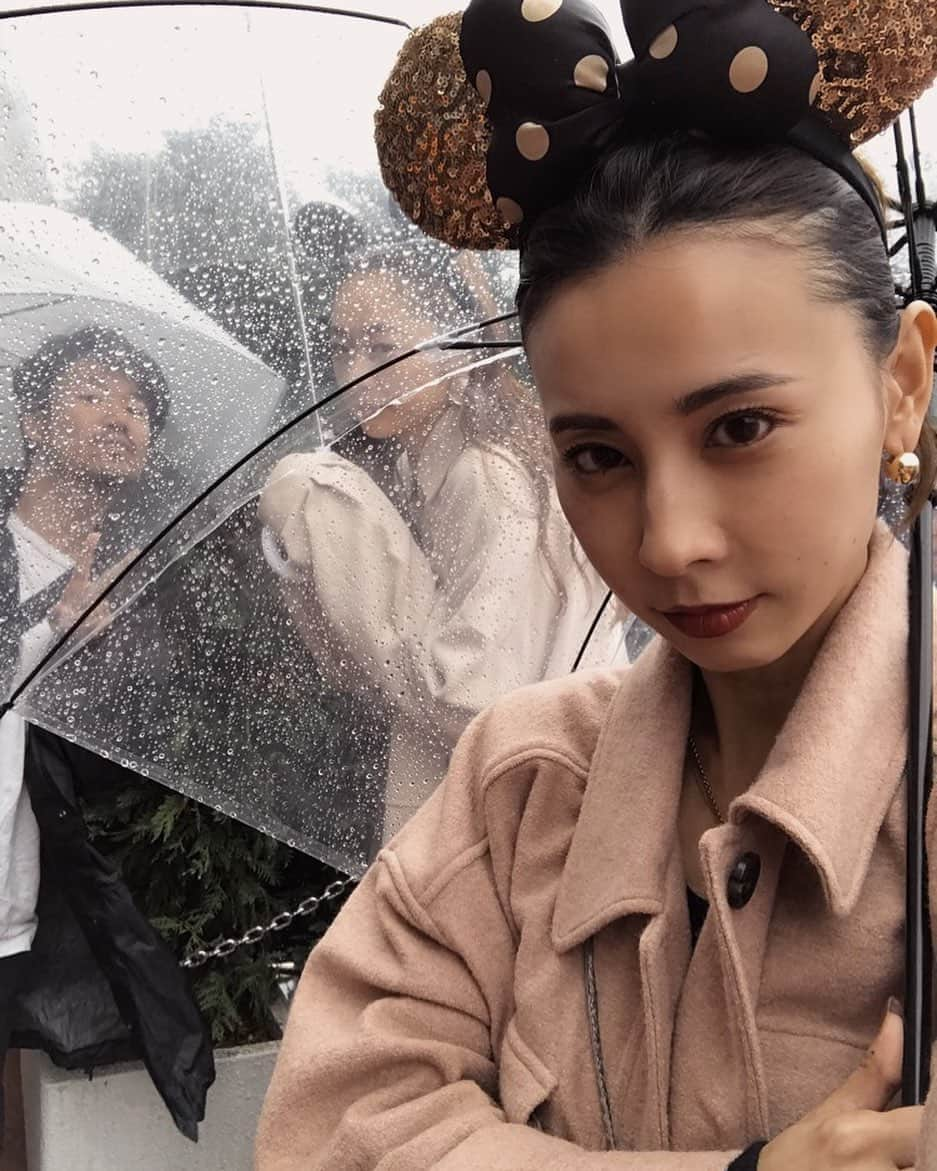 黒石奈央子さんのインスタグラム写真 - (黒石奈央子Instagram)「プーケットからDisneyフォト。 .  雨の日フォト。  @disney #disneyコーデ #ディズニーコーデ #disneyphoto#雨の日ディズニー#雨の日コーデ」6月25日 21時35分 - blackstone705