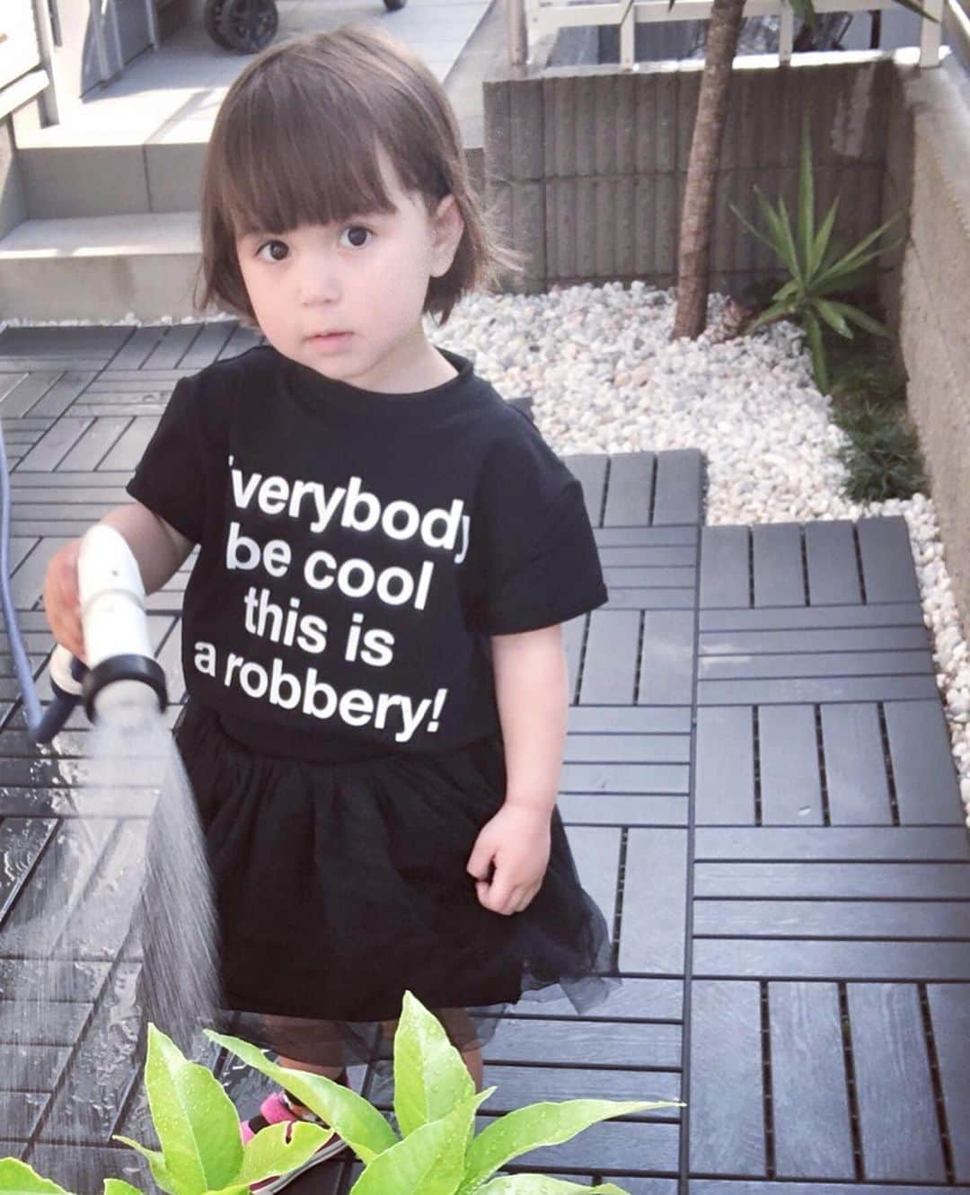 Saki さんのインスタグラム写真 - (Saki Instagram)「お友だちのkids達が会う時いつも @babyblackbuggy 着てくれていたり、褒めてくれて本当に嬉しい😎🖤あまり見かけない、全身真っ黒のカッコいいお洒落kids達が増えて流行ってほしいなあ🖤 普段カラフル派手なのが好きな人や、普段は無地シンプルなのが好きな人、だけど、黒買うならbbbっていろんなジャンルの人に着てほしい🖤 popupshop まであと3日‼️ G20で交通規制大変な日で申し訳ないですが、是非足を運んでみてください✨🙏🏼 #babyblackbuggy #bbb #kidsfashion #webshop #babyfashion #onlineshopping #kidsbrand #kidswear #allblack」6月25日 21時37分 - saki1011