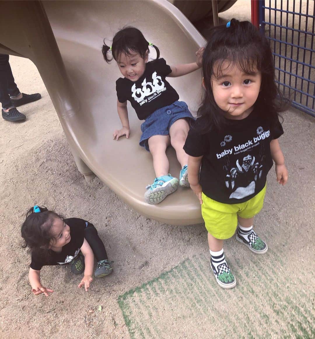 のインスタグラム：「お友だちのkids達が会う時いつも @babyblackbuggy 着てくれていたり、褒めてくれて本当に嬉しい😎🖤あまり見かけない、全身真っ黒のカッコいいお洒落kids達が増えて流行ってほしいなあ🖤 普段カラフル派手なのが好きな人や、普段は無地シンプルなのが好きな人、だけど、黒買うならbbbっていろんなジャンルの人に着てほしい🖤 popupshop まであと3日‼️ G20で交通規制大変な日で申し訳ないですが、是非足を運んでみてください✨🙏🏼 #babyblackbuggy #bbb #kidsfashion #webshop #babyfashion #onlineshopping #kidsbrand #kidswear #allblack」