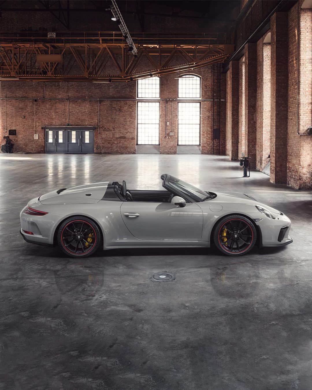 Porscheさんのインスタグラム写真 - (PorscheInstagram)「This 911 Speedster by Porsche Exclusive Manufaktur is an example how you can customize an already unique model even more. Explore this gallery to see details such as satin black wheels with rims painted in Guards Red. #911Speedster #PorscheExclusiveManufaktur _ Combined fuel consumption in accordance with EU 6: 911 Speedster: 13,8 l/100 km; CO2 emissions: 317 g/km」6月25日 21時40分 - porsche