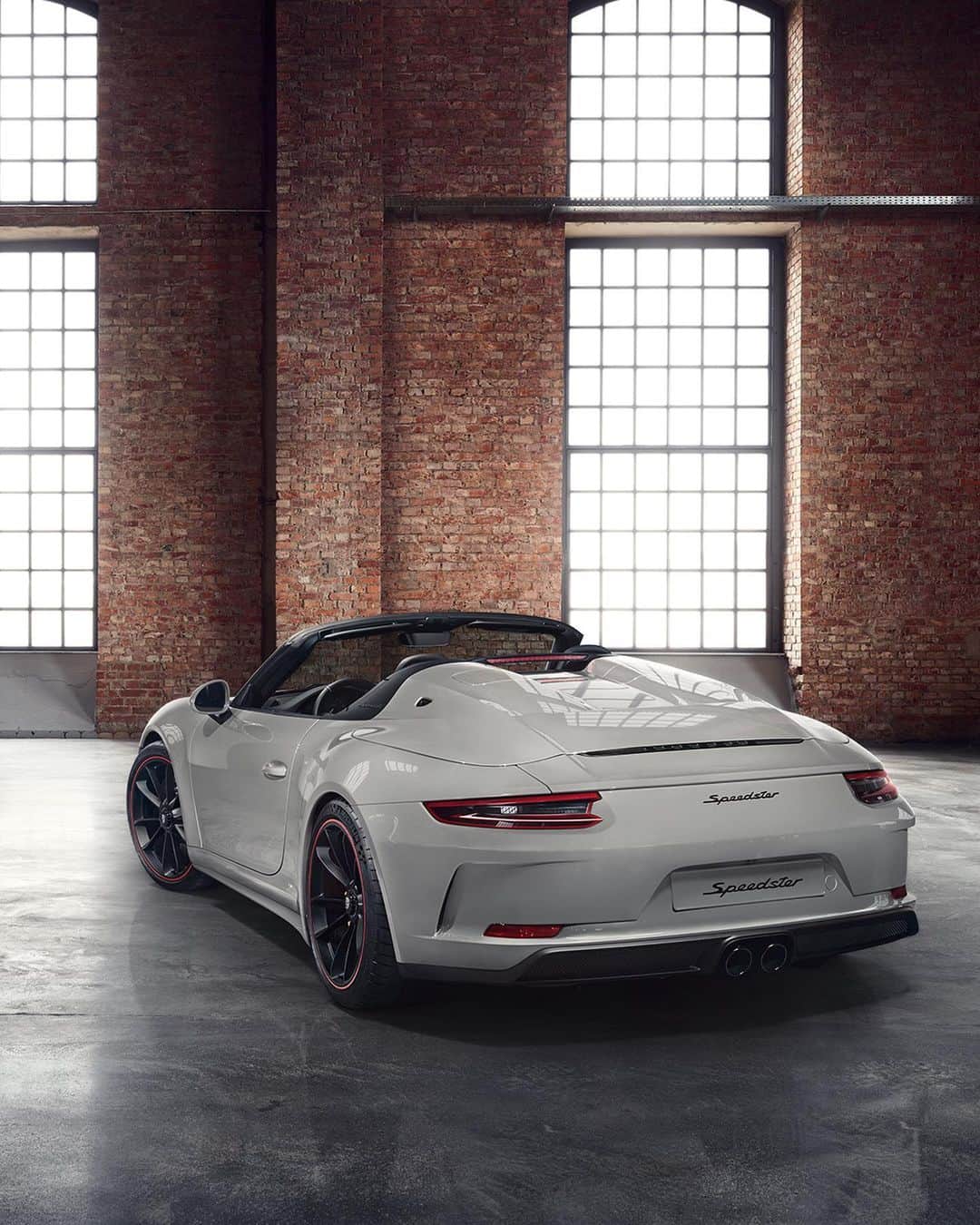 Porscheさんのインスタグラム写真 - (PorscheInstagram)「This 911 Speedster by Porsche Exclusive Manufaktur is an example how you can customize an already unique model even more. Explore this gallery to see details such as satin black wheels with rims painted in Guards Red. #911Speedster #PorscheExclusiveManufaktur _ Combined fuel consumption in accordance with EU 6: 911 Speedster: 13,8 l/100 km; CO2 emissions: 317 g/km」6月25日 21時40分 - porsche