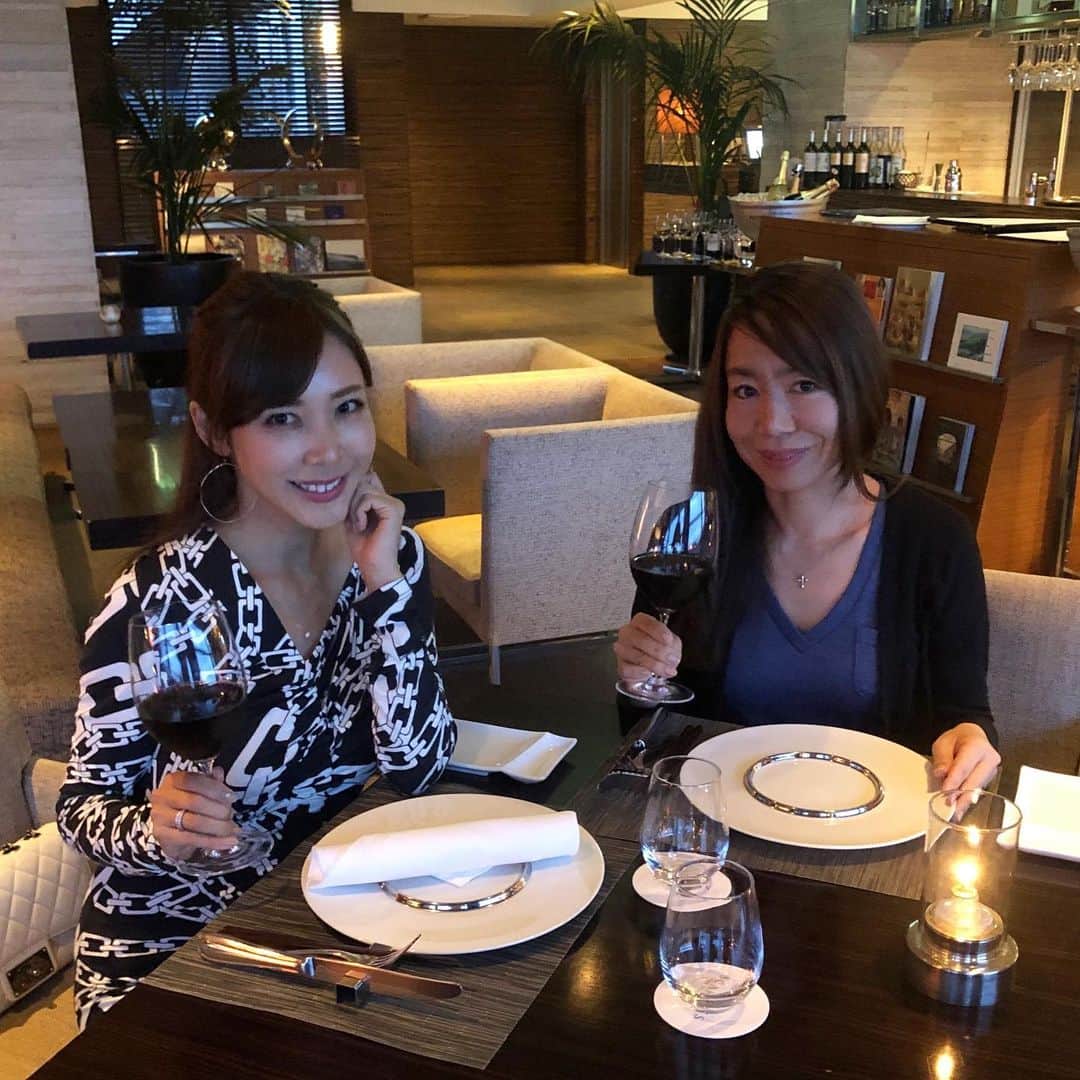 長谷川朋美さんのインスタグラム写真 - (長谷川朋美Instagram)「昨日は#サンディエゴ でお世話になったミチさんが葉山に遊びに来てくれました♡ ・ 葉山とサンディエゴ、なんか似てるんだよなー😆 遊びに行くならLAが好きだけど、住みたいのはサンディエゴ。 ・ ミチさんのおかげでサンディエゴが大好きになったから、葉山も好きになってもらいたくて、 短時間でしたがスペシャルコース🌈 ・ 我が家のルーフトップや、#森戸海岸 、お気に入りのホテル#スケープスザスイート などなど♡ ・ サプライズも喜んでくれて嬉しかった‼︎ ワンコ達とも仲良くしてくれてありがとうございました🌈 ・ #resortlife #わんこ生活 #hayamalife #葉山ライフ #hayama #葉山 #海外暮らし #移住 #おもてなし #サプライズ #サンディエゴ #SanDiego」6月25日 21時40分 - hasegawa.elena.tomomi
