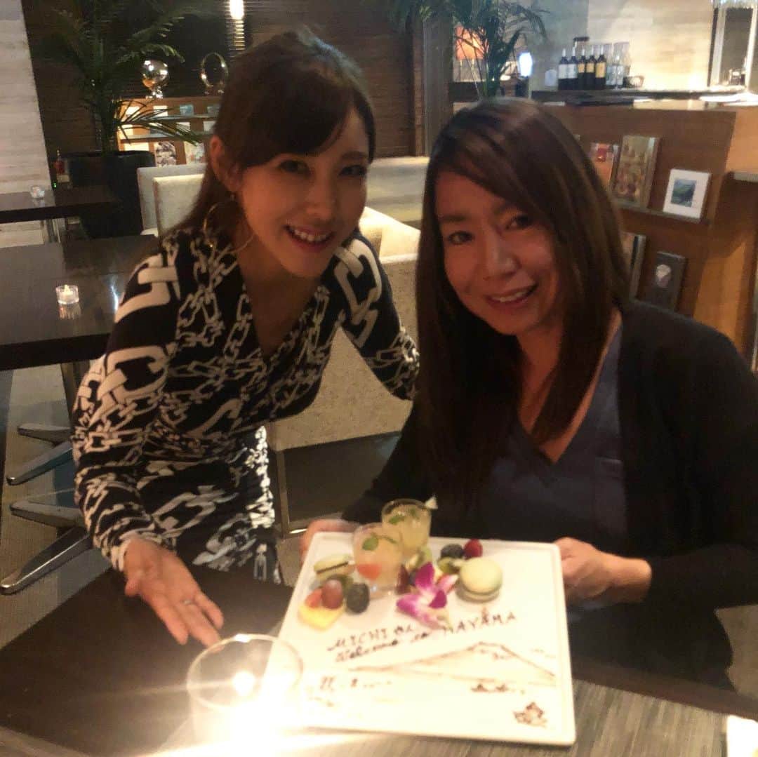 長谷川朋美さんのインスタグラム写真 - (長谷川朋美Instagram)「昨日は#サンディエゴ でお世話になったミチさんが葉山に遊びに来てくれました♡ ・ 葉山とサンディエゴ、なんか似てるんだよなー😆 遊びに行くならLAが好きだけど、住みたいのはサンディエゴ。 ・ ミチさんのおかげでサンディエゴが大好きになったから、葉山も好きになってもらいたくて、 短時間でしたがスペシャルコース🌈 ・ 我が家のルーフトップや、#森戸海岸 、お気に入りのホテル#スケープスザスイート などなど♡ ・ サプライズも喜んでくれて嬉しかった‼︎ ワンコ達とも仲良くしてくれてありがとうございました🌈 ・ #resortlife #わんこ生活 #hayamalife #葉山ライフ #hayama #葉山 #海外暮らし #移住 #おもてなし #サプライズ #サンディエゴ #SanDiego」6月25日 21時40分 - hasegawa.elena.tomomi