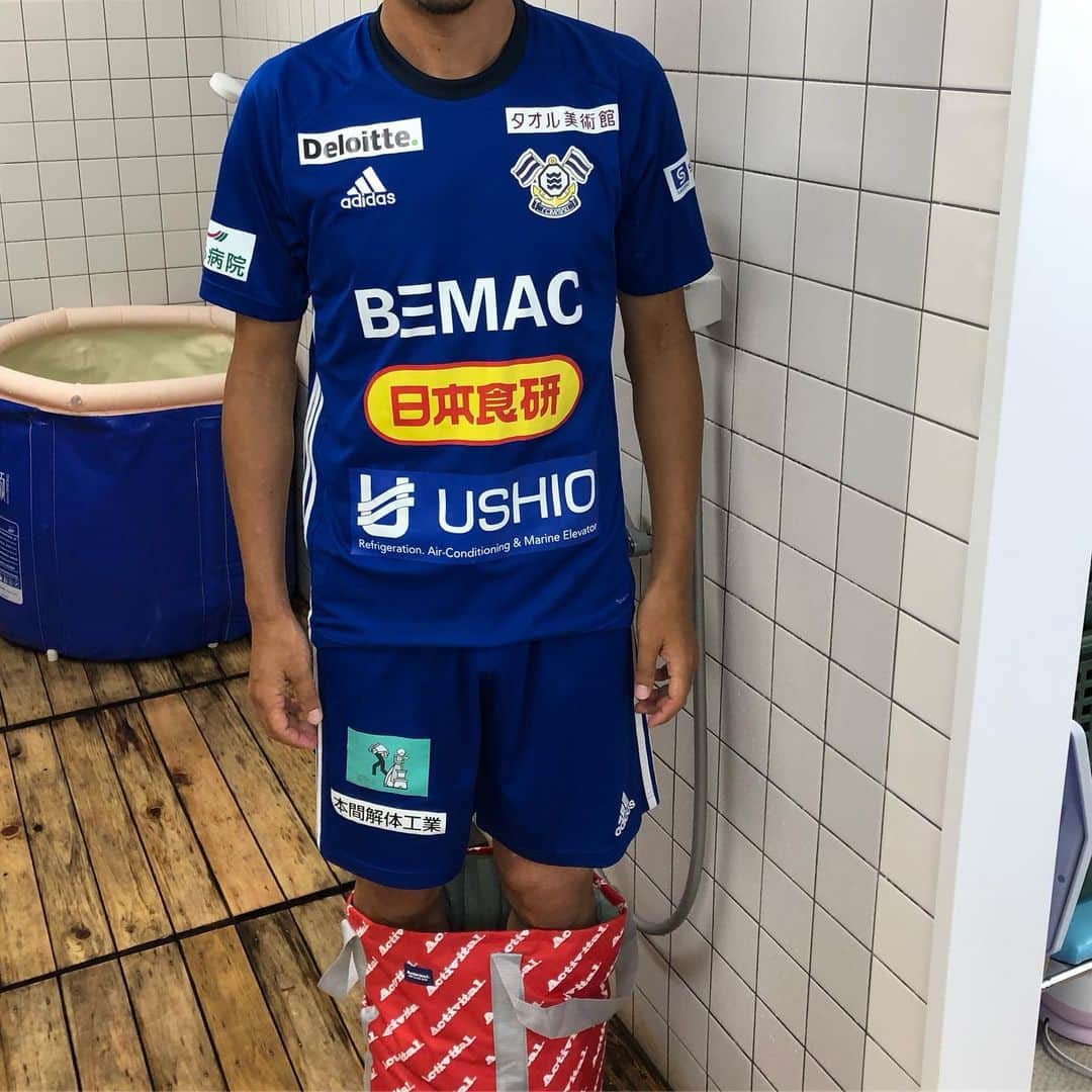 橋本英郎さんのインスタグラム写真 - (橋本英郎Instagram)「先週末はホンダロック戦。 ． 勝ちましたが、いい部分と悪い部分と両面が出た試合でした。 ． 今年の中では1番崩した回数、チャンス回数は多かったんではないかなと思いましたが、長い時間続かなかった。 ． この反省材料を次に活かしていきたいと思います。 ． そして試合の後は、アイシング。 ． こちらを利用して遠征先でもしっかりケア出来ます。 ． 宮崎の次は青森遠征。 ． かつて行った事あるかどうかわからない土地に行けるのもJFLの醍醐味です、 ． 楽しんできます！ ． #fc今治  #勝利  #勝って兜の緒を締めよ  #橋本英郎  #アクティバイタル  #カラダのケア」6月25日 21時40分 - hideohashimoto