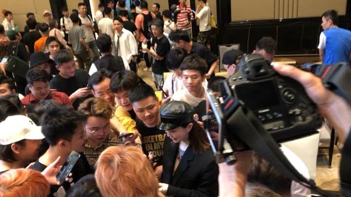 Abby Chenのインスタグラム：「🇨🇳謝謝形色大賞 讓我有機會站上舞台！ 這兩天很開心 辛苦每一位對我的照顧！🙏🙇‍♀️❤️ 來大陸的這幾個月以來真的學習很多！期待未來的每一天 好好努力！」
