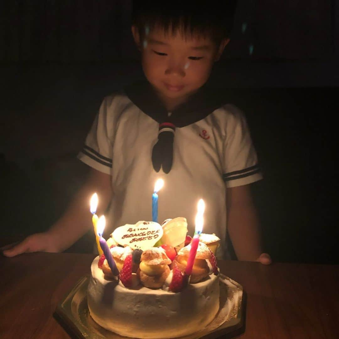 いなりさんのインスタグラム写真 - (いなりInstagram)「今日はライくんの5歳のお誕生日♡ これからもにこにこライくんでいてね!! ☆。.:＊・゜ いなちゃんが一番、楽しそうにしてました。 ☆。.:＊・゜ #いなちゃん落ち着いて #そんなにはしゃいでも #ケーキ食べれませんから #5歳の誕生日 #平成26年生まれ  #6月25日生まれ #柴 #しば #しばいぬ #日本犬 #いぬバカ部 #犬#shiba #shibainu  #shibadog #shibarbucks #shibastagram #japanesedog」6月25日 21時42分 - shibainuinari