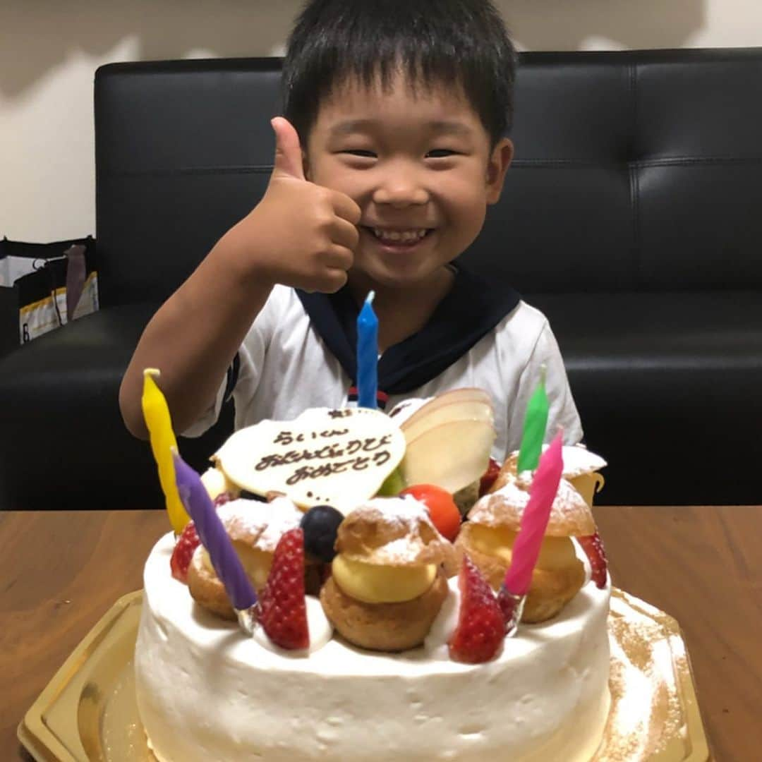 いなりさんのインスタグラム写真 - (いなりInstagram)「今日はライくんの5歳のお誕生日♡ これからもにこにこライくんでいてね!! ☆。.:＊・゜ いなちゃんが一番、楽しそうにしてました。 ☆。.:＊・゜ #いなちゃん落ち着いて #そんなにはしゃいでも #ケーキ食べれませんから #5歳の誕生日 #平成26年生まれ  #6月25日生まれ #柴 #しば #しばいぬ #日本犬 #いぬバカ部 #犬#shiba #shibainu  #shibadog #shibarbucks #shibastagram #japanesedog」6月25日 21時42分 - shibainuinari