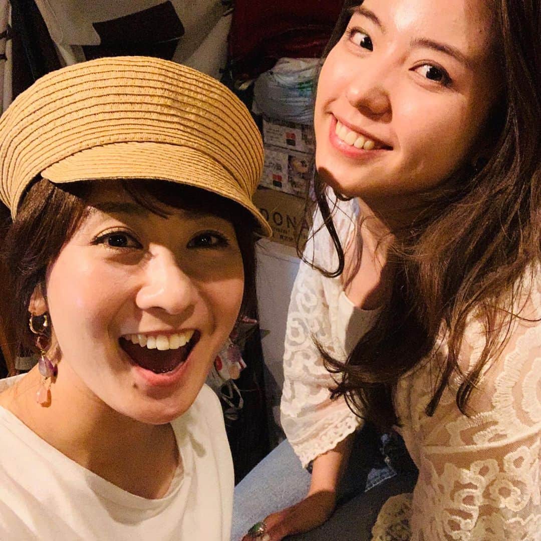 糸数美樹のインスタグラム：「🤭🤭🤭 #妹 #指あかくなるやーつ #今日は調子悪いみたいで指赤くなる #指輪は新調 #結婚指輪は又吉さんの #こだわり #大阪 #みきとにー」