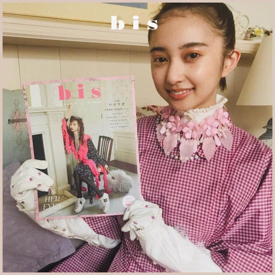 bis_web bis [ビス] さんのインスタグラム写真 - (bis_web bis [ビス] Instagram)「🌷 shooting day 🌷﻿﻿﻿﻿ ﻿﻿﻿﻿ ﻿﻿﻿﻿ 2号連続、bisに登場する﻿ 小宮有紗ちゃんのサインチェキを﻿﻿ 抽選で2名さまにプレゼント💕﻿💕﻿ ﻿﻿﻿ 応募方法は﻿ ・@bis_web をフォロー﻿ ・﻿この投稿にいいね﻿ ・今年の気になるコスメをコメントをしてね！🍒﻿ ﻿﻿﻿﻿ ﻿﻿ ﻿ #Repost @arisakomiya_official with @get_repost﻿ ﻿ ・・・﻿ ストーリーにもあげましたが、﻿ 本日は8月1日発売の﻿ 「bis 9月号」の撮影でした♡﻿ ﻿ 今回も素敵なメイクと素敵なお洋服で﻿ 女の子が憧れる世界観での撮影でした、、、✨﻿ また絶対載りたい！！！と思っていたのでこんなに早くお声がけして頂けて本当に嬉しいです😊﻿ ﻿ とにかく幸せな時間でした。。。 そして！！﻿ 現在発売中の「bis 7月号」の﻿ ビューティページにも登場させて頂いているのでぜひチェックしてくださいね💕﻿ ﻿ #bis﻿ #小宮有紗﻿ ﻿ ﻿ ﻿ ﻿ ﻿﻿﻿ ﻿﻿﻿﻿ #bis_web #bis #夏 #サマー #summer #sweet #ファッション #トレンド  #fashion #wear  #雑誌 #オフショット #offshot #👒 #🌺 #🍉 #プレゼント #プレゼント企画 #チェキ #コスメ #メイク #日焼け止め #cosme」6月25日 21時46分 - bis_web