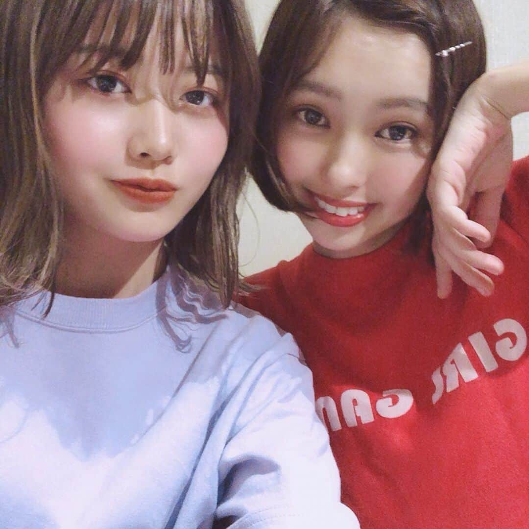 永井志帆のインスタグラム：「あみちゃん この赤のやつじつはお腹見えるやつ🤭 教えてもらったマスカラ下地、ほんとにカールが一日中キープされてびっくり！ありがとう！  #マブメシ#girlsgang#Tシャツ#赤T#selfie」