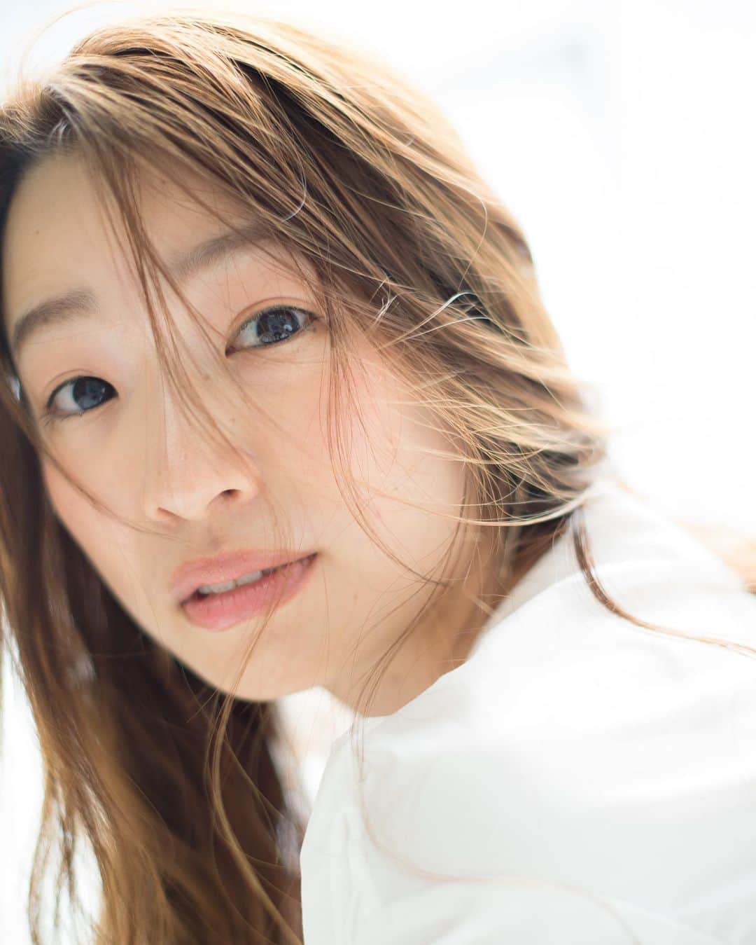 のインスタグラム：「🍃 . YouTubeチャンネル登録者数17万人 ありがとうございます🥺 (日々のエネルギーは #あみ民 から頂いてる🕺🌈) . Photographer @daiki_0n0 Hair&makeup @kazuki_shiota_sui . . #shooting #makeup #longhair #japanesemodel #naturalmakeup #model #testshoot #youtuber」
