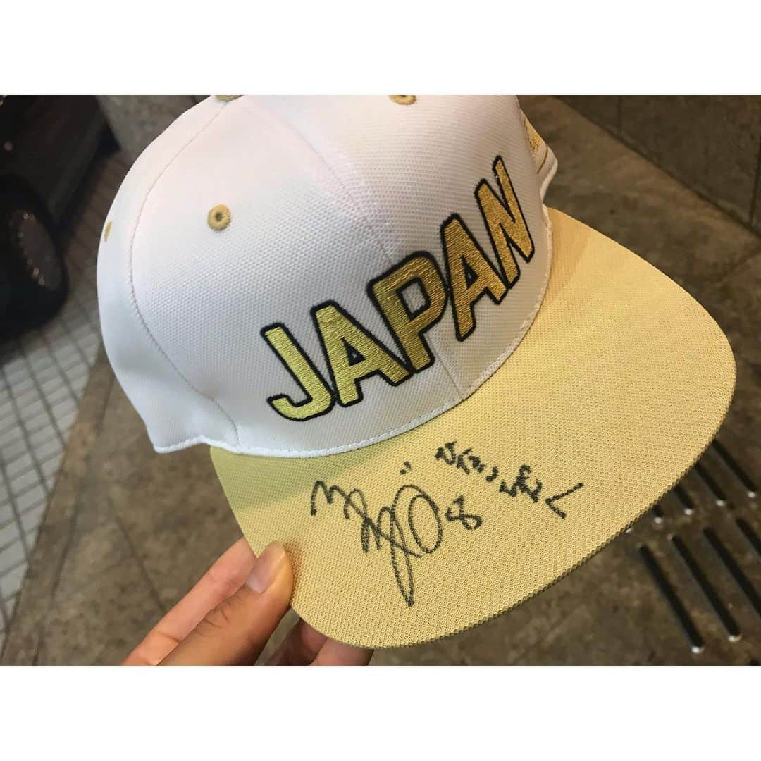 渋野日向子さんのインスタグラム写真 - (渋野日向子Instagram)「🥎日米対抗ソフトボール2019🥎 日本vs.アメリカ in東京ドーム 今まで何回もテレビで見てきた日本対アメリカ戦をこの目で見ることができて本当に幸せでした 全力で投げてる姿、全力で守ってる姿、全力で走ってる姿、全力で打ってる姿、1勝のためにみんなで助け合って、応援しあってたたえあってる日本チームもアメリカチームも最高にかっこよかったです 団体競技の魅力はそこなんだよな〜🥺 あの北京オリンピック金メダルから11年経って、ソフトボールがオリンピックから除外されて、でもついに来年東京オリンピックで戻ってきて、あの感動をもう一度味わえるって思っただけでしぶのはにやけが止まりません 小学生の時から憧れていた大好きな上野さんは怪我で出られなかったけど、またいつか、この目で見れる時を楽しみに競技は違えども上野さんのように日本代表の皆さんのようにたくさんの人たちに感動を与えられ、たくさんの人たちに応援してもらえるように頑張ろうって思いました 感動と幸せをありがとうございました #帽子のサインは岡山出身の日本代表 #原田のどか選手😍」6月25日 21時49分 - pinacoooon