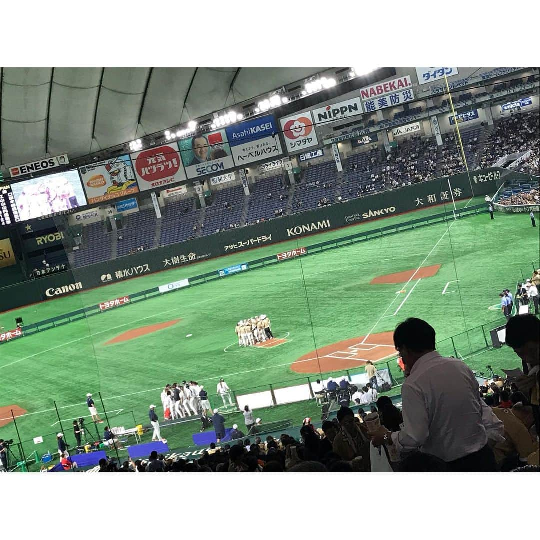 渋野日向子さんのインスタグラム写真 - (渋野日向子Instagram)「🥎日米対抗ソフトボール2019🥎 日本vs.アメリカ in東京ドーム 今まで何回もテレビで見てきた日本対アメリカ戦をこの目で見ることができて本当に幸せでした 全力で投げてる姿、全力で守ってる姿、全力で走ってる姿、全力で打ってる姿、1勝のためにみんなで助け合って、応援しあってたたえあってる日本チームもアメリカチームも最高にかっこよかったです 団体競技の魅力はそこなんだよな〜🥺 あの北京オリンピック金メダルから11年経って、ソフトボールがオリンピックから除外されて、でもついに来年東京オリンピックで戻ってきて、あの感動をもう一度味わえるって思っただけでしぶのはにやけが止まりません 小学生の時から憧れていた大好きな上野さんは怪我で出られなかったけど、またいつか、この目で見れる時を楽しみに競技は違えども上野さんのように日本代表の皆さんのようにたくさんの人たちに感動を与えられ、たくさんの人たちに応援してもらえるように頑張ろうって思いました 感動と幸せをありがとうございました #帽子のサインは岡山出身の日本代表 #原田のどか選手😍」6月25日 21時49分 - pinacoooon