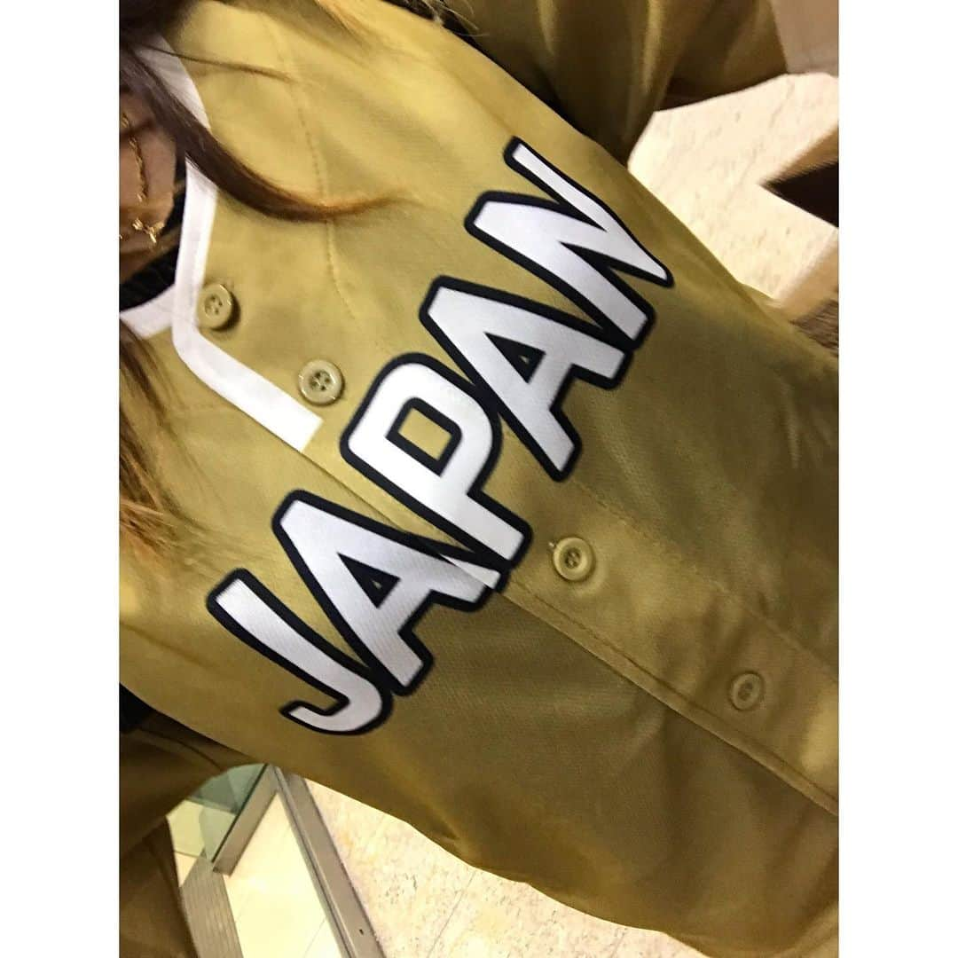 渋野日向子さんのインスタグラム写真 - (渋野日向子Instagram)「🥎日米対抗ソフトボール2019🥎 日本vs.アメリカ in東京ドーム 今まで何回もテレビで見てきた日本対アメリカ戦をこの目で見ることができて本当に幸せでした 全力で投げてる姿、全力で守ってる姿、全力で走ってる姿、全力で打ってる姿、1勝のためにみんなで助け合って、応援しあってたたえあってる日本チームもアメリカチームも最高にかっこよかったです 団体競技の魅力はそこなんだよな〜🥺 あの北京オリンピック金メダルから11年経って、ソフトボールがオリンピックから除外されて、でもついに来年東京オリンピックで戻ってきて、あの感動をもう一度味わえるって思っただけでしぶのはにやけが止まりません 小学生の時から憧れていた大好きな上野さんは怪我で出られなかったけど、またいつか、この目で見れる時を楽しみに競技は違えども上野さんのように日本代表の皆さんのようにたくさんの人たちに感動を与えられ、たくさんの人たちに応援してもらえるように頑張ろうって思いました 感動と幸せをありがとうございました #帽子のサインは岡山出身の日本代表 #原田のどか選手😍」6月25日 21時49分 - pinacoooon