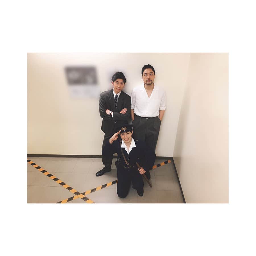 内田朝陽さんのインスタグラム写真 - (内田朝陽Instagram)「ケンチさんの差し入れの、トマトちゃんが🍅 うーまい、でした。 プチな方のトマト  #魍魎の匣 #楽屋の匣 #階段の警察たち #backstage #tomato #プチトマト」6月25日 21時50分 - asahi_uchida