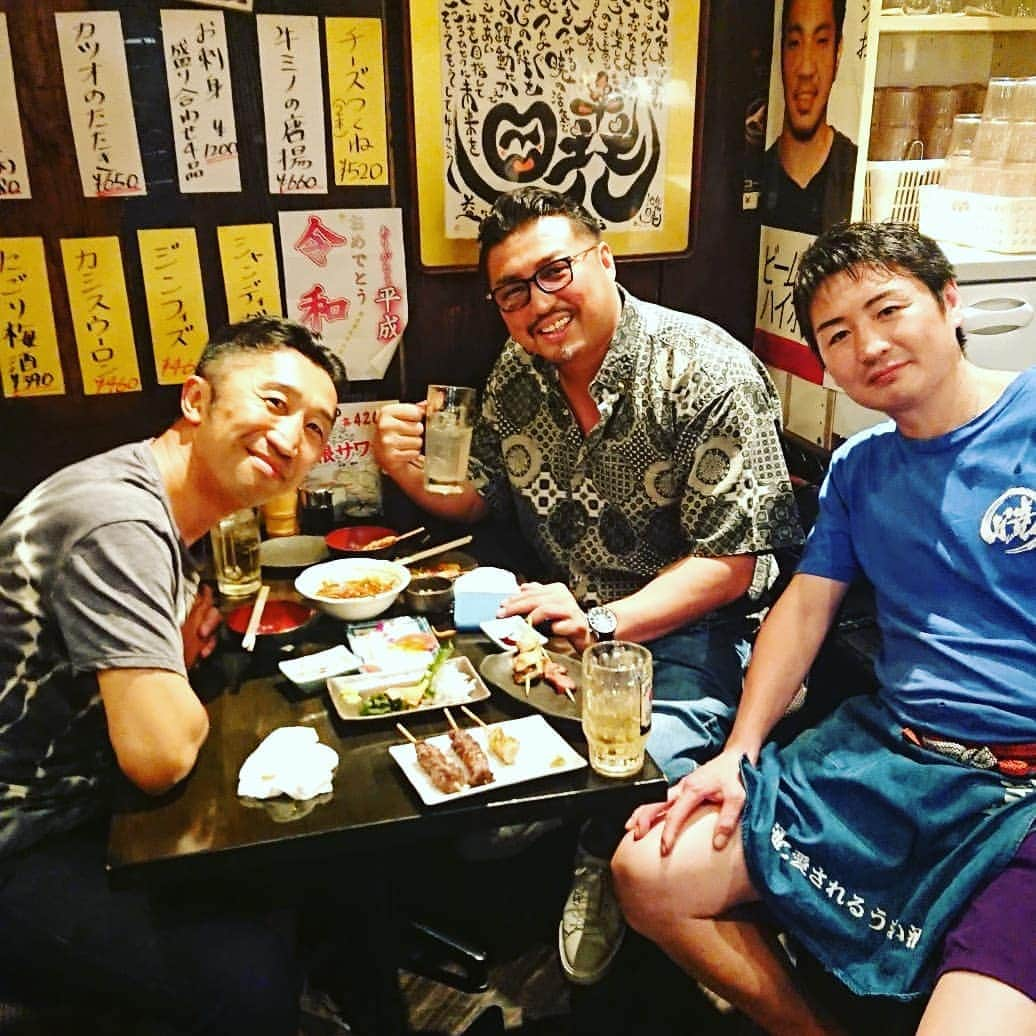 内藤大助のインスタグラム：「今日は池袋✨ 元日本スーパーフェザー級チャンピオン「コウジ有沢さん」の働いている居酒屋さんへ久しぶりにひろちゃんと😊  #コウジ有沢#暁#池袋#大嶋宏成#スーパーフェザー級」