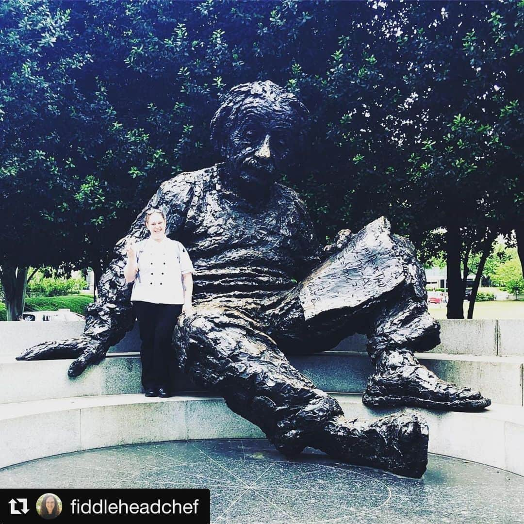 アルベルト・アインシュタインさんのインスタグラム写真 - (アルベルト・アインシュタインInstagram)「Posing with Einstein. #Repost @fiddleheadchef ・・・ Working as a chef takes me to awesome venues! This Albert Einstein statue can be seen at the National Academy of Sciences building in Washington, DC. #personalchef #lovemyjob #customizedcuisine #goodfortheheart #fiddleheadchef #alberteinstein #E=mc2 #dcchef #cheffingwithaview」6月25日 22時04分 - alberteinstein