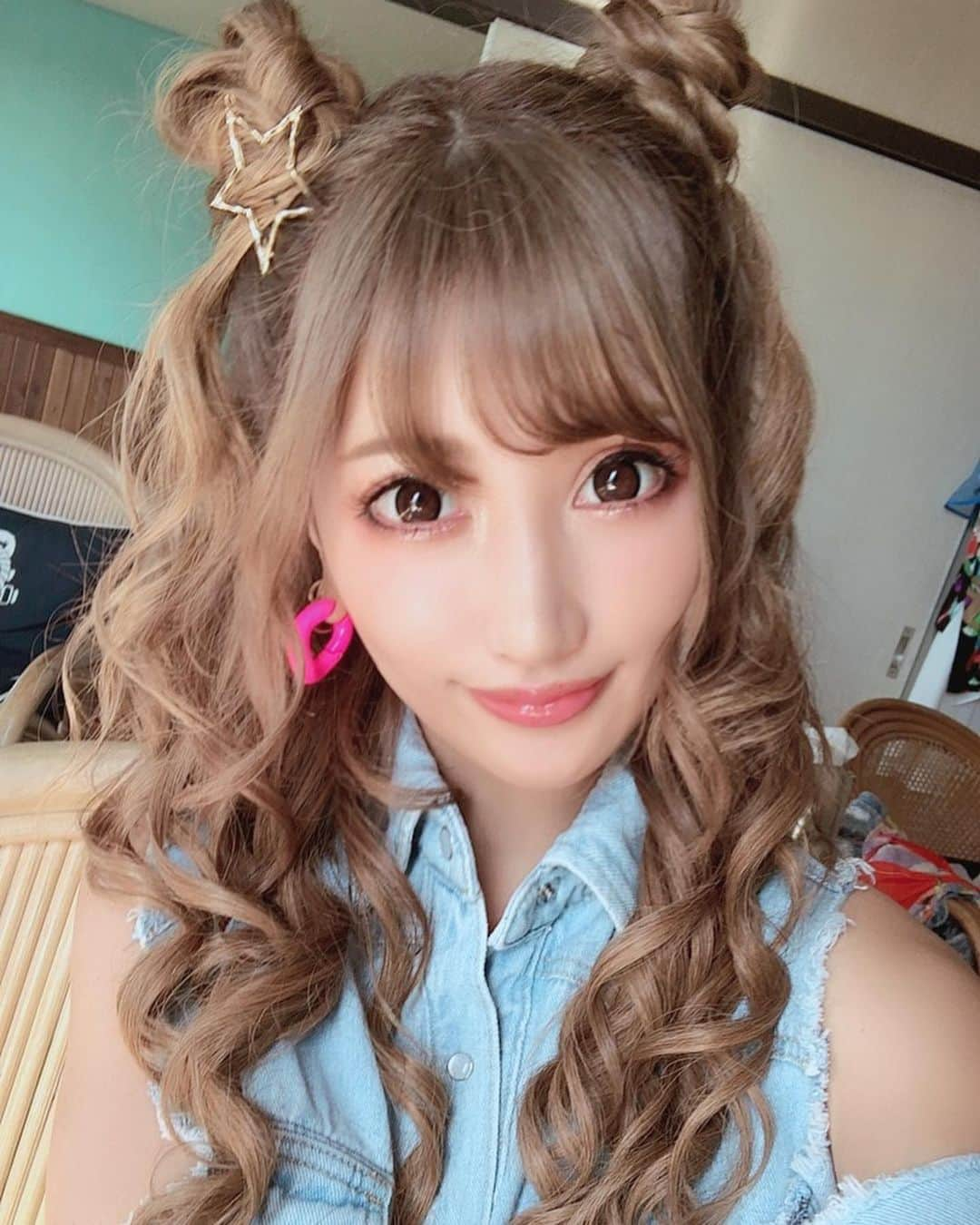 AIKAさんのインスタグラム写真 - (AIKAInstagram)「. . 稽古後に超久々に #レーザートーニング (#レブライト )しに @sbeautyclinic さん行ってきた🍒 . いつも休みの日平気で 日焼け止めも塗らずに スッピンで外出かけるから 塗って下さい!!て注意される😂反省。  沖縄行ってシュノーケルする時 ファンでデは塗ったけど 心配だからしてきたの☺️ . . あとは #セルトーン 前太もも！ . セルライトもう無いよって🤤 でもやるwww . . 私が受けてない施術や効果や結果とかも @dr.y.yumi さんの所に効果たくさん載ってるので見てみてね〜❤ #医療痩身 #アンチエイジング #美容 #エスビューティークリニック #ボトックス注射 #ボトックス #しみ #そばかす #エステ #脚やせ #太もも痩せ #セルライト」6月25日 21時57分 - aika_honmono