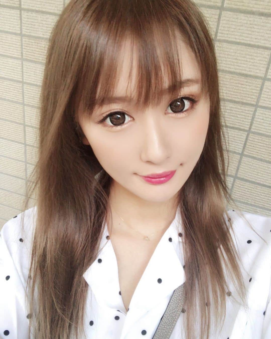 のインスタグラム：「ネックレスのAが喉に刺さってる😇 w.  これから何か新しいこと始めたいな、 楽しいこと始められたらいいな🦄💓✨ .  怠惰な私ですがもし何か始めた時には 皆さま応援📣よろしくお願いしますね🐣 . .  #instalove #Instagram#ビジョビ #ドットブラウス #ドット柄#専業主婦#プレ花嫁 #お洋服#A#ahkah #accessory#新宿 #カラコン#みんカラ#queenブラウン#めいく」