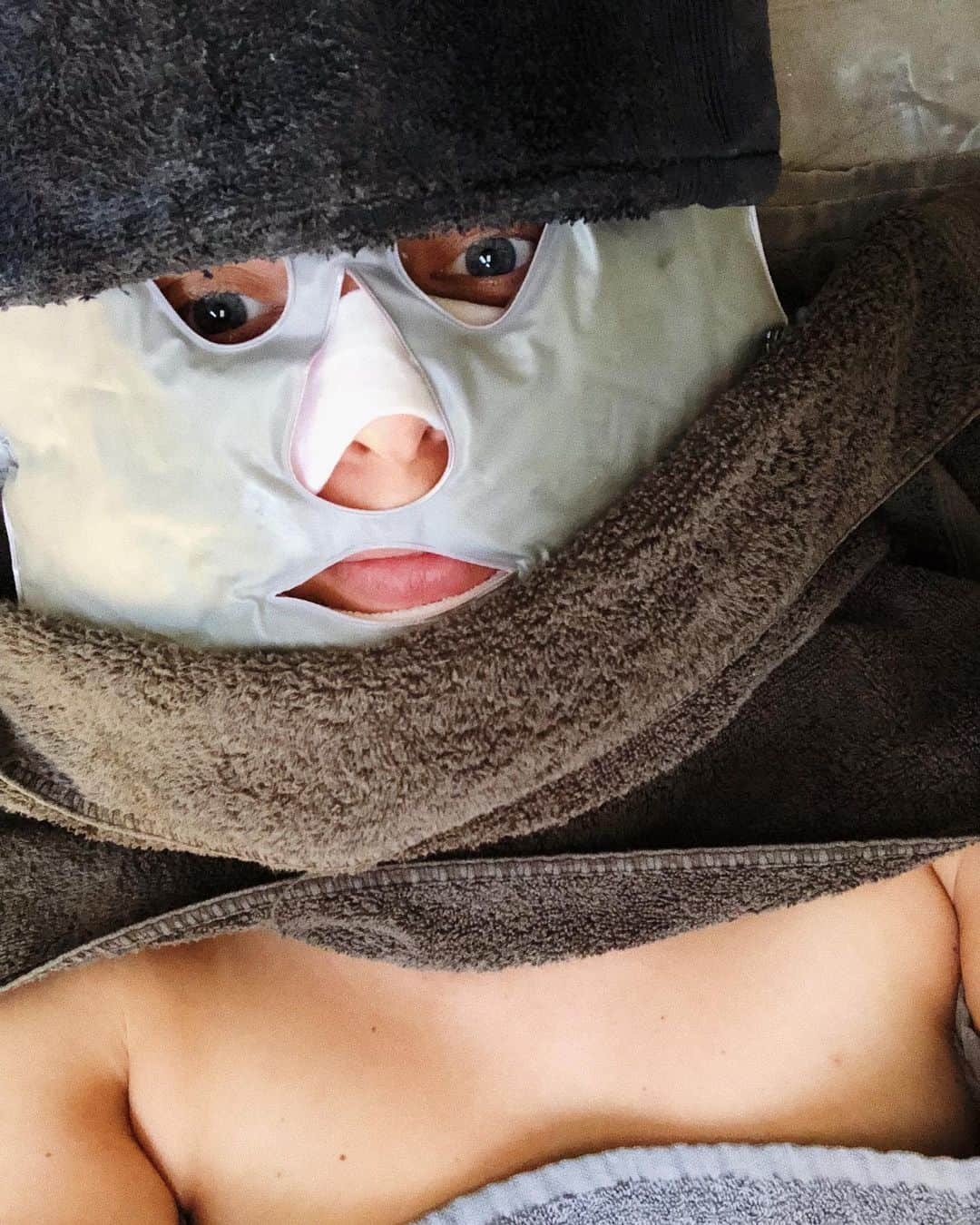 Estée Lalondeのインスタグラム：「The things we do for beauty 😂 I’ll pretty much do anything for a bit of extra glow ✨ ———— (gifted appointment @skinwork ) #ELbeauty」