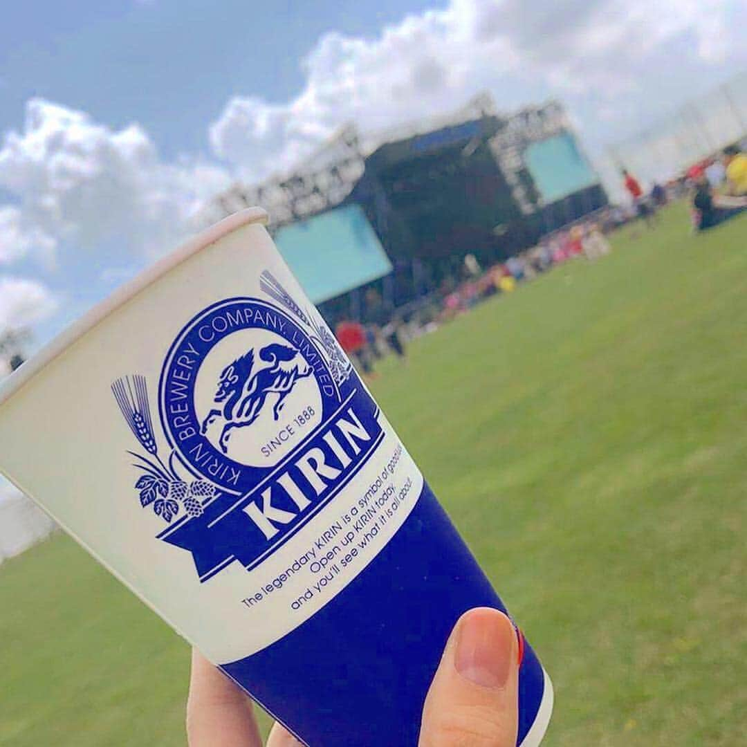 キリンビールさんのインスタグラム写真 - (キリンビールInstagram)「【#夏フェスには #やっぱりビール 🎵】夏は #音楽フェス が多い季節🎤🎸野外のフェスでは冷た～～い #ビール が欠かせないですよね😆🍻﻿ ﻿ 今回はキリンビール×音楽フェスの写真をいただいたので、ご紹介させていただきます😊﻿ ﻿ ﻿ １枚目﻿ 📷:@hosanko さん﻿ 🍺:ステージの余韻に浸りながら・・・☺💕﻿ ﻿ 2枚目﻿ 📷:@manpukuonaka さん﻿ 🍺:フェス仲間と😎👍 #乾杯🍻﻿ ﻿ 3枚目﻿ 📷:@ninicco さん﻿ 🍺:開演時間までゆったりビール😊👌 #一番搾り﻿ ﻿ 4枚目﻿ 📷:@renanonichijyou さん﻿ 🍺: #野外ビール もフェスの醍醐味😆✨﻿ ﻿ フェス会場でキリンビールを見つけたら #きょうのキリン で教えてくださいね😘﻿ ステキな写真をありがとうございました👏﻿ ﻿ ﻿ #ビール好きと繋がりたい #お酒好きと繋がりたい #ビアスタグラム #キリン #キリンビール #ビールのある生活 #外飲み #青空とビール #フェスビール #乾杯 #手持ち倶楽部 #野外フェス  #音楽とビール #kirinbeer #beer #kirin #ビール女子 #飲酒タグラム」6月25日 22時00分 - kirin_brewery