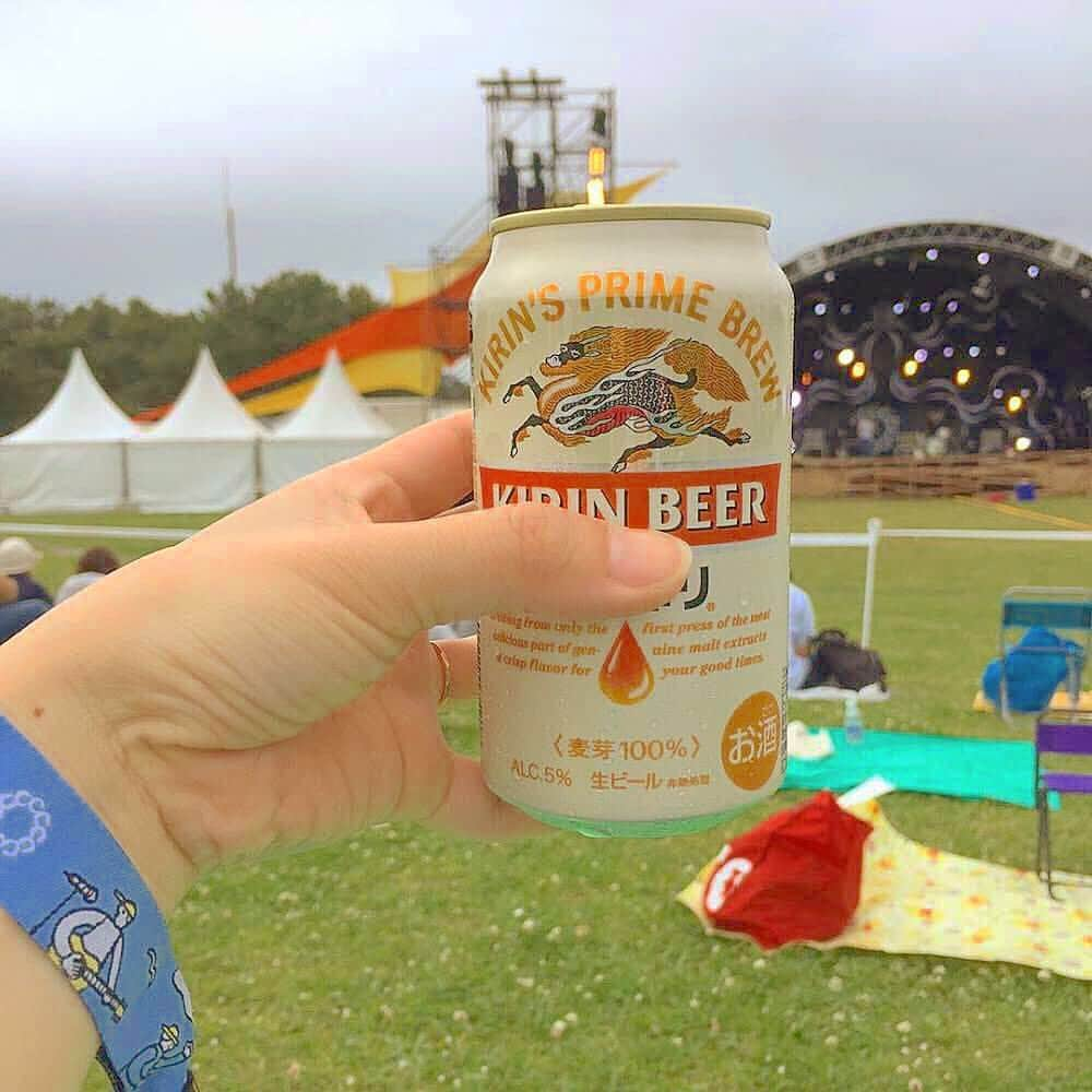 キリンビールさんのインスタグラム写真 - (キリンビールInstagram)「【#夏フェスには #やっぱりビール 🎵】夏は #音楽フェス が多い季節🎤🎸野外のフェスでは冷た～～い #ビール が欠かせないですよね😆🍻﻿ ﻿ 今回はキリンビール×音楽フェスの写真をいただいたので、ご紹介させていただきます😊﻿ ﻿ ﻿ １枚目﻿ 📷:@hosanko さん﻿ 🍺:ステージの余韻に浸りながら・・・☺💕﻿ ﻿ 2枚目﻿ 📷:@manpukuonaka さん﻿ 🍺:フェス仲間と😎👍 #乾杯🍻﻿ ﻿ 3枚目﻿ 📷:@ninicco さん﻿ 🍺:開演時間までゆったりビール😊👌 #一番搾り﻿ ﻿ 4枚目﻿ 📷:@renanonichijyou さん﻿ 🍺: #野外ビール もフェスの醍醐味😆✨﻿ ﻿ フェス会場でキリンビールを見つけたら #きょうのキリン で教えてくださいね😘﻿ ステキな写真をありがとうございました👏﻿ ﻿ ﻿ #ビール好きと繋がりたい #お酒好きと繋がりたい #ビアスタグラム #キリン #キリンビール #ビールのある生活 #外飲み #青空とビール #フェスビール #乾杯 #手持ち倶楽部 #野外フェス  #音楽とビール #kirinbeer #beer #kirin #ビール女子 #飲酒タグラム」6月25日 22時00分 - kirin_brewery