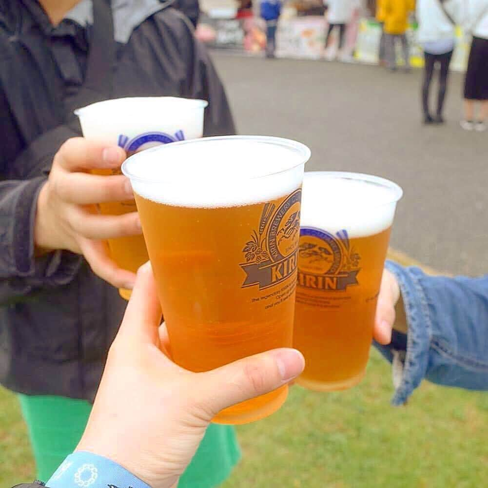 キリンビールさんのインスタグラム写真 - (キリンビールInstagram)「【#夏フェスには #やっぱりビール 🎵】夏は #音楽フェス が多い季節🎤🎸野外のフェスでは冷た～～い #ビール が欠かせないですよね😆🍻﻿ ﻿ 今回はキリンビール×音楽フェスの写真をいただいたので、ご紹介させていただきます😊﻿ ﻿ ﻿ １枚目﻿ 📷:@hosanko さん﻿ 🍺:ステージの余韻に浸りながら・・・☺💕﻿ ﻿ 2枚目﻿ 📷:@manpukuonaka さん﻿ 🍺:フェス仲間と😎👍 #乾杯🍻﻿ ﻿ 3枚目﻿ 📷:@ninicco さん﻿ 🍺:開演時間までゆったりビール😊👌 #一番搾り﻿ ﻿ 4枚目﻿ 📷:@renanonichijyou さん﻿ 🍺: #野外ビール もフェスの醍醐味😆✨﻿ ﻿ フェス会場でキリンビールを見つけたら #きょうのキリン で教えてくださいね😘﻿ ステキな写真をありがとうございました👏﻿ ﻿ ﻿ #ビール好きと繋がりたい #お酒好きと繋がりたい #ビアスタグラム #キリン #キリンビール #ビールのある生活 #外飲み #青空とビール #フェスビール #乾杯 #手持ち倶楽部 #野外フェス  #音楽とビール #kirinbeer #beer #kirin #ビール女子 #飲酒タグラム」6月25日 22時00分 - kirin_brewery