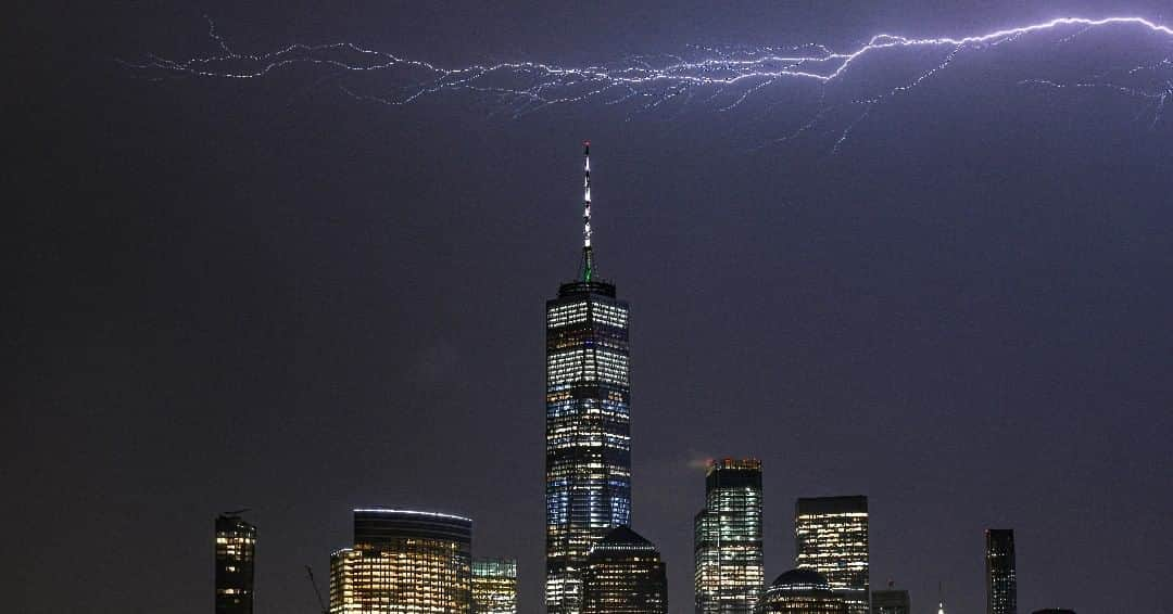 Sigma Corp Of America（シグマ）さんのインスタグラム写真 - (Sigma Corp Of America（シグマ）Instagram)「This incredible lightning strike was captured with the SIGMA 70-200mm F2.8 DG OS HSM Sports lens. 📷 Photo by @jerseyportraits . . . @sigmaphoto #sigmaphoto #sigma70200mmf28sports #lightning #nyc #TelephotoTuesday」6月25日 22時00分 - sigmaphoto