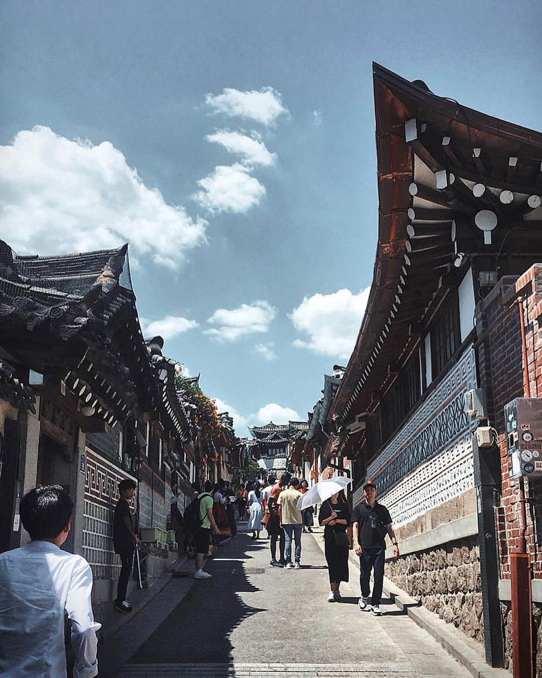 VIENNAさんのインスタグラム写真 - (VIENNAInstagram)「タイムスリップ🦍🦍🦍 Time traveler in Korean traditional village❤︎ ・ ・ ・ #bukchonhanokvillage#korea#seoul#instagood#photooftheday#fashion#like4like#followme#follow#follow4follow#followforfollow#travel#trip#diet#sexy#likeforlike#makeup#tagsforlikes#f4f#vsco#lightroom#コーデ#おしゃれさんと繋がりたい#ボブ#ダイエット#写真好きな人と繋がりたい#韓国#韓国旅行」6月25日 22時04分 - viennadoll_official