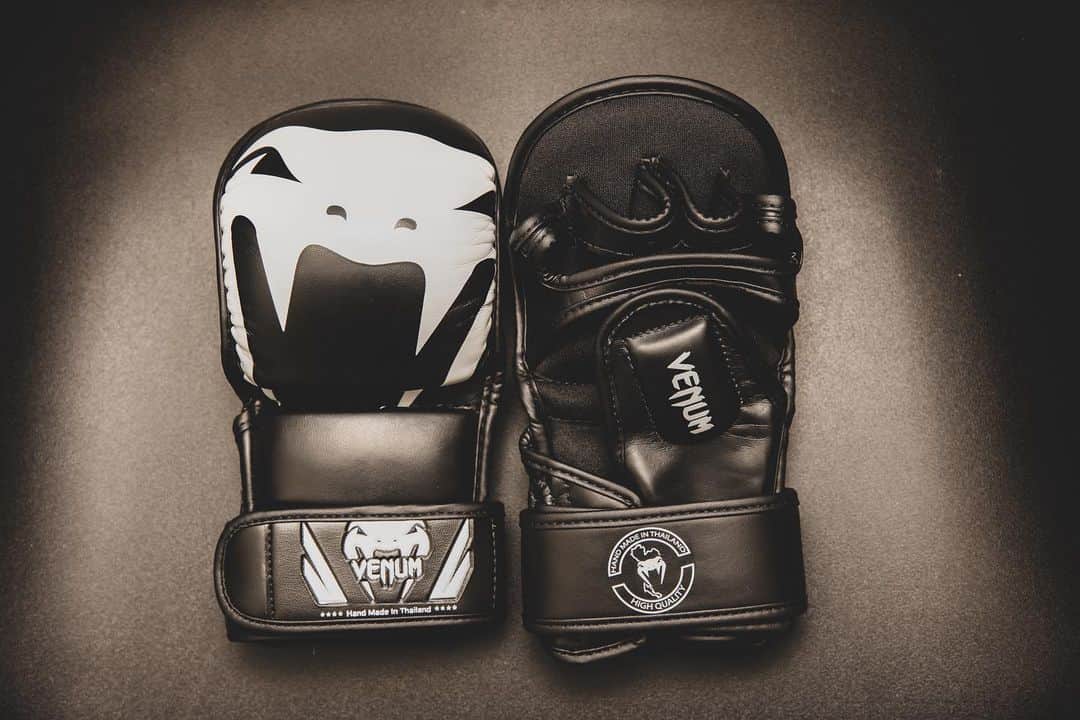 Shinsuke Inoueのインスタグラム：「I bought open finger gloves for the first time after many years. Easy to feel of my knuckle part than boxing gloves. 久しぶりにオープンフィンガーグローブを買いました。ボクシンググローブよりも、拳を当てる感覚が掴みやすいです。#venumfight #kickboxing #mma #ボクシング #キックボクシング #格闘技 #総合格闘技」