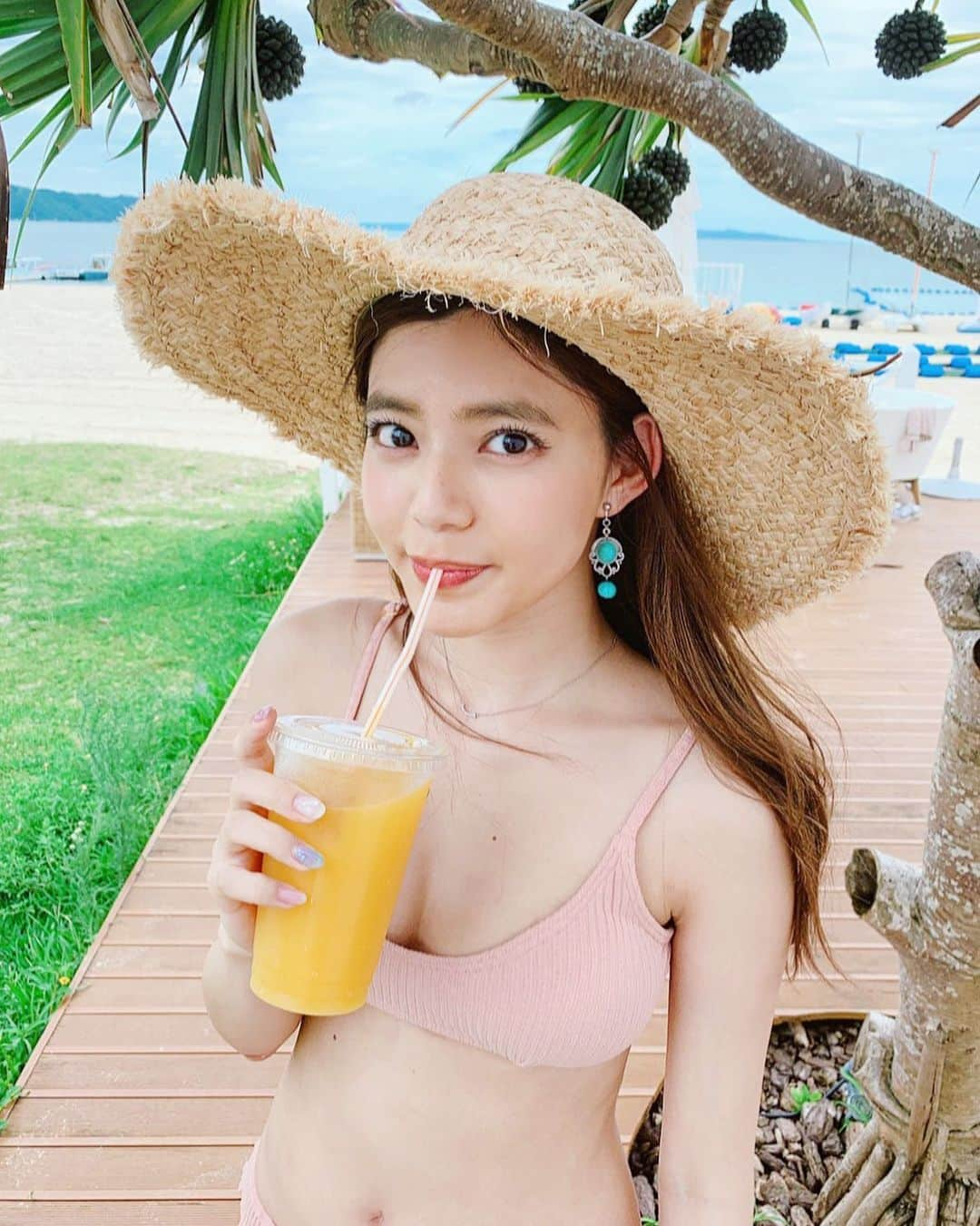 畑有里紗さんのインスタグラム写真 - (畑有里紗Instagram)「昨日から沖縄に来てます🌴 今回が10回目かな？ 久しぶりに来れたので嬉しい〜〜 ずっと雨予報だった今日は 曇りから晴れで 一度も雨に当たらず楽しめてよかった😋 . マンゴージュースを片手に🥭 #沖縄#海好き#海#旅行#ariitrip#trip #水着#ビーチ#tothesea#okinawa」6月25日 22時08分 - arii_m36