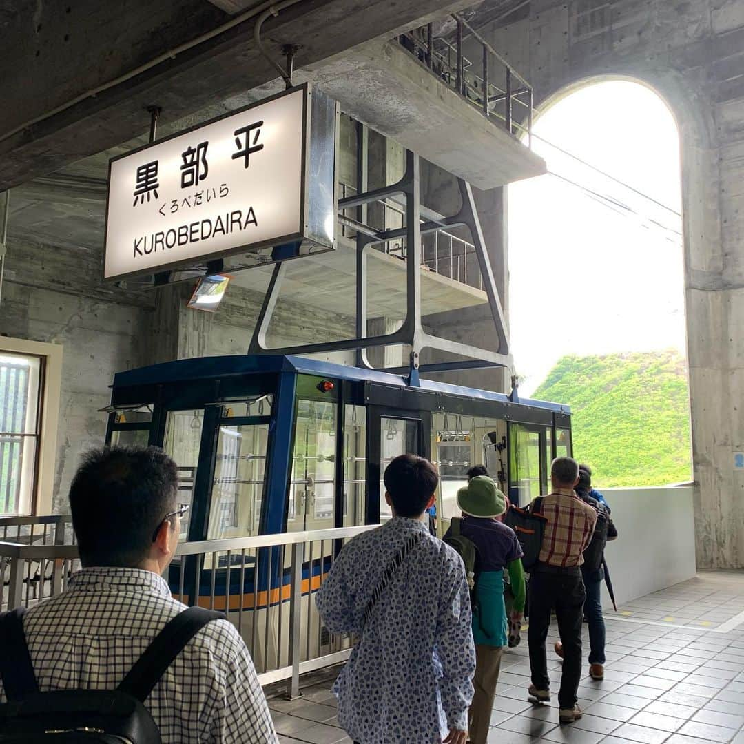 飛騨高山 旅館あすなろさんのインスタグラム写真 - (飛騨高山 旅館あすなろInstagram)「今日は濃飛バスの黒部アルペンルートの通り抜けのツアーに参加してきました。 二度目の参加で、前回(二年前)は雨だった為、景色はほぼ真っ白で良い景色が見れず、今回は天気予報をチェックし、最高の天気でのお出かけで景色も良く、室堂には雪も残ってました。  ツアーと言ってもガイドはつきませんが、乗り物の時刻表を事前に頂け、時刻にマーカーで記しスケジュールを決めて行動できるので楽です。  黒部ダムの放水は6月26日からで、今回は見れませんでしたが、日帰りで帰って来れますのでお勧めのツアーです。  #旅館あすなろ #飛騨高山 #飛騨高山温泉 #高山 #温泉 #岐阜 #黒部ダム #黒部ダムアルペンルート #濃飛バス #takayama  #asunaro #ryokan #ryokan asunaro #kaiseki」6月25日 22時11分 - ryokanasunaro