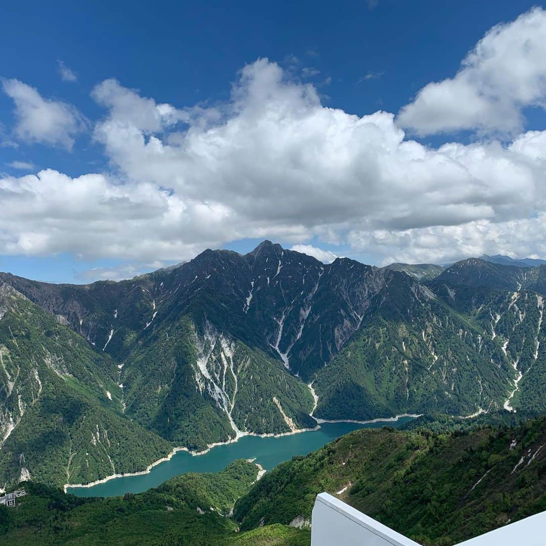 飛騨高山 旅館あすなろさんのインスタグラム写真 - (飛騨高山 旅館あすなろInstagram)「今日は濃飛バスの黒部アルペンルートの通り抜けのツアーに参加してきました。 二度目の参加で、前回(二年前)は雨だった為、景色はほぼ真っ白で良い景色が見れず、今回は天気予報をチェックし、最高の天気でのお出かけで景色も良く、室堂には雪も残ってました。  ツアーと言ってもガイドはつきませんが、乗り物の時刻表を事前に頂け、時刻にマーカーで記しスケジュールを決めて行動できるので楽です。  黒部ダムの放水は6月26日からで、今回は見れませんでしたが、日帰りで帰って来れますのでお勧めのツアーです。  #旅館あすなろ #飛騨高山 #飛騨高山温泉 #高山 #温泉 #岐阜 #黒部ダム #黒部ダムアルペンルート #濃飛バス #takayama  #asunaro #ryokan #ryokan asunaro #kaiseki」6月25日 22時11分 - ryokanasunaro