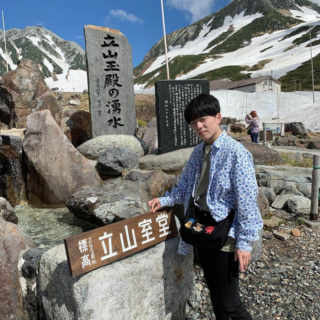 飛騨高山 旅館あすなろさんのインスタグラム写真 - (飛騨高山 旅館あすなろInstagram)「今日は濃飛バスの黒部アルペンルートの通り抜けのツアーに参加してきました。 二度目の参加で、前回(二年前)は雨だった為、景色はほぼ真っ白で良い景色が見れず、今回は天気予報をチェックし、最高の天気でのお出かけで景色も良く、室堂には雪も残ってました。  ツアーと言ってもガイドはつきませんが、乗り物の時刻表を事前に頂け、時刻にマーカーで記しスケジュールを決めて行動できるので楽です。  黒部ダムの放水は6月26日からで、今回は見れませんでしたが、日帰りで帰って来れますのでお勧めのツアーです。  #旅館あすなろ #飛騨高山 #飛騨高山温泉 #高山 #温泉 #岐阜 #黒部ダム #黒部ダムアルペンルート #濃飛バス #takayama  #asunaro #ryokan #ryokan asunaro #kaiseki」6月25日 22時11分 - ryokanasunaro