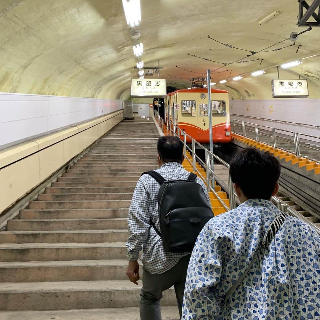 飛騨高山 旅館あすなろさんのインスタグラム写真 - (飛騨高山 旅館あすなろInstagram)「今日は濃飛バスの黒部アルペンルートの通り抜けのツアーに参加してきました。 二度目の参加で、前回(二年前)は雨だった為、景色はほぼ真っ白で良い景色が見れず、今回は天気予報をチェックし、最高の天気でのお出かけで景色も良く、室堂には雪も残ってました。  ツアーと言ってもガイドはつきませんが、乗り物の時刻表を事前に頂け、時刻にマーカーで記しスケジュールを決めて行動できるので楽です。  黒部ダムの放水は6月26日からで、今回は見れませんでしたが、日帰りで帰って来れますのでお勧めのツアーです。  #旅館あすなろ #飛騨高山 #飛騨高山温泉 #高山 #温泉 #岐阜 #黒部ダム #黒部ダムアルペンルート #濃飛バス #takayama  #asunaro #ryokan #ryokan asunaro #kaiseki」6月25日 22時11分 - ryokanasunaro