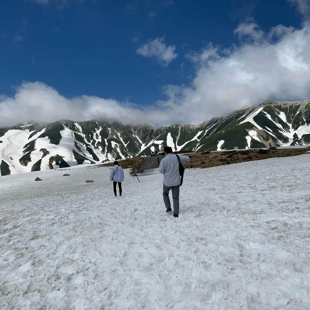 飛騨高山 旅館あすなろさんのインスタグラム写真 - (飛騨高山 旅館あすなろInstagram)「今日は濃飛バスの黒部アルペンルートの通り抜けのツアーに参加してきました。 二度目の参加で、前回(二年前)は雨だった為、景色はほぼ真っ白で良い景色が見れず、今回は天気予報をチェックし、最高の天気でのお出かけで景色も良く、室堂には雪も残ってました。  ツアーと言ってもガイドはつきませんが、乗り物の時刻表を事前に頂け、時刻にマーカーで記しスケジュールを決めて行動できるので楽です。  黒部ダムの放水は6月26日からで、今回は見れませんでしたが、日帰りで帰って来れますのでお勧めのツアーです。  #旅館あすなろ #飛騨高山 #飛騨高山温泉 #高山 #温泉 #岐阜 #黒部ダム #黒部ダムアルペンルート #濃飛バス #takayama  #asunaro #ryokan #ryokan asunaro #kaiseki」6月25日 22時11分 - ryokanasunaro