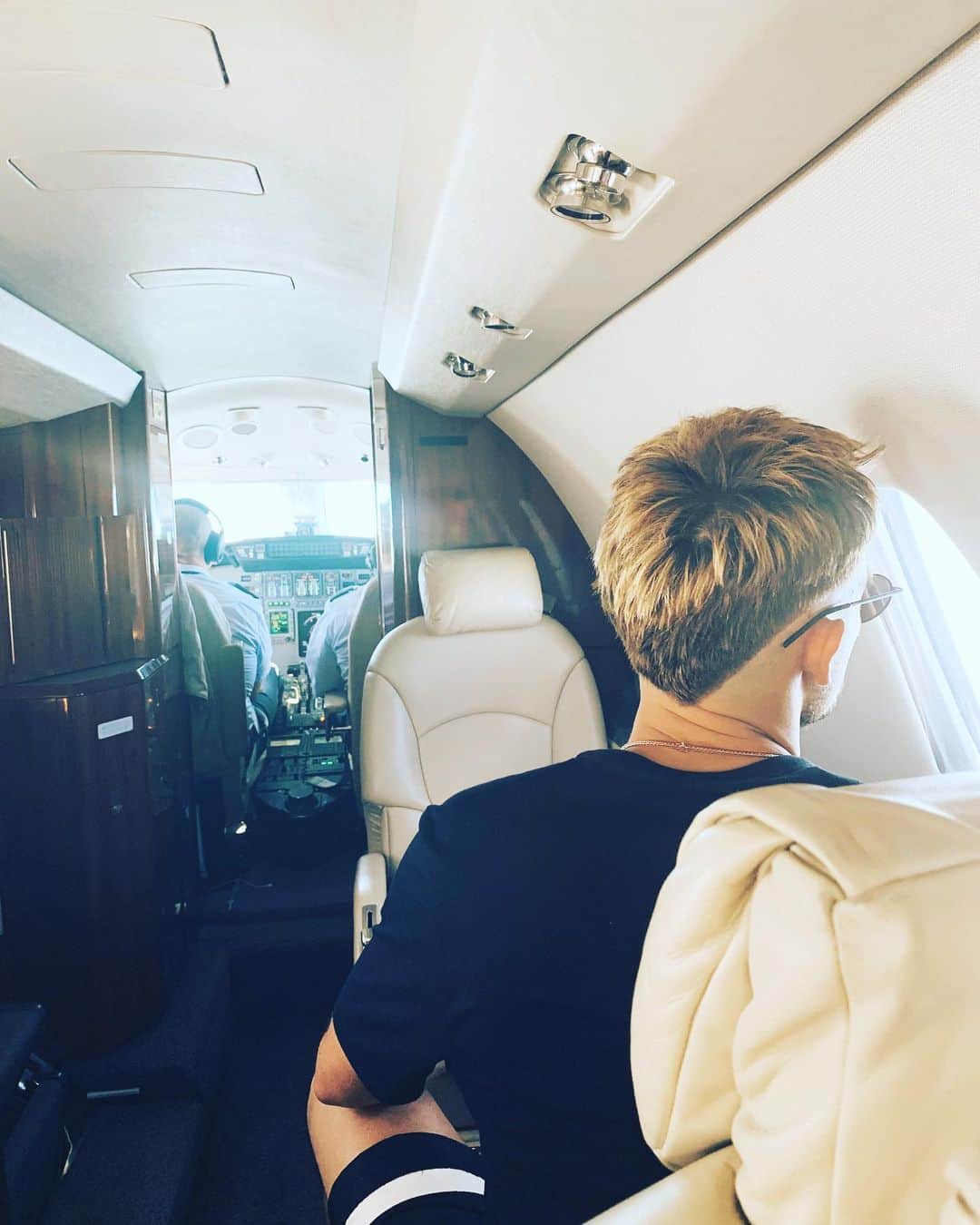 アドナン・ヤヌザイのインスタグラム：「✈️ ... ?」