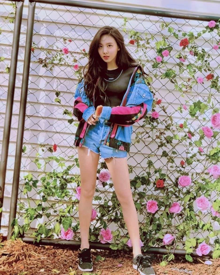 ナヨンさんのインスタグラム写真 - (ナヨンInstagram)「Roses 💐」6月25日 22時17分 - twicenayeon