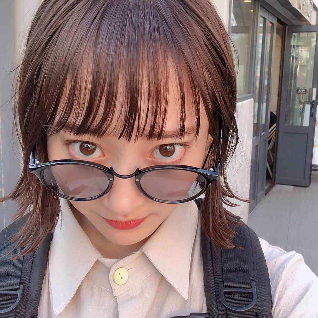 磯俣愛さんのインスタグラム写真 - (磯俣愛Instagram)「ボブに、なたよぉ(°▽°)﻿ 皆さまのお好みをお聞かせください ﻿ ﻿ もうね、一年前にボブにしてからつい最近まで伸ばして﻿ プチロングくらいまで頑張ったんだけどね、﻿ ボブにしたくてしたくてしたくて﻿ついに叶ったんだぁぁ！！！﻿ ﻿ ﻿ ちなみにオーダーの仕方は﻿、 『顎下3センチにしよか思ってたけどもうちょい切りたいんですよねえ。とにかく切りっぱなしで、地面に水平のワンレンにして、前髪もほんの少しオン眉にしてください❤︎たのんます！！！』です。﻿ ﻿ ゆきえさんカット最強やし安定のゆきえバングもやはり最強。﻿ いつもいつもありがとうございます、また来週か再来週行きます。(°▽°)﻿ ﻿ ﻿ ﻿ ﻿ #切りっぱなしボブ#切りっぱなし#ボブ#ミニボブ#ボブヘアー#外ハネボブ#断髪#ボブヘア#ボブヘアアレンジ#ボブアレンジ#サングラス#サングラス女子#ボブスタイル#ワンレンボブ#ワンレン#ワンレングス#보브단발#단발머리스타일#단발머리#イメチェン#イメチェンカット#shima#shimaaoyama#自撮り#セルカ#selfie#めがね女子」6月25日 22時19分 - ai_isomata