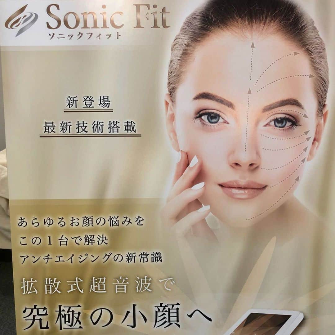 朝日光輝さんのインスタグラム写真 - (朝日光輝Instagram)「美容おじさん✨ 《Sonic Fit》ソニックフィット！  初体験😎✨ 2枚目📸上ビフォー、下アフター  3枚目📸左手ビフォー、右アフター  全く痛みなし！！即効性感じつつも、  3週間後もっと良くなるらしい😍 * * * * * * * * * * * * #sonicfit#ソニックフィット#美容#顎下たるみ解消#若返り#リヒトアップ#痛みなし#最新美容#最新美容機器#表参道#アンチエイジング#美肌#美容おじさん#初体験#顔スッキリ#小顔#小顔効果」6月25日 22時25分 - mitsuteru_asahi