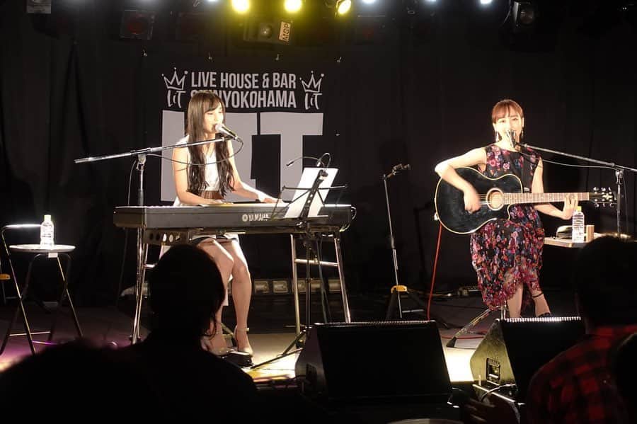 のインスタグラム：「. . 新横浜LiTで対バンライブでした！ . . No!!は二人で作った掛け合いの曲🎶 一曲目から素敵な手拍子嬉しかったです！！ サスケさんの「彼女」も聴けて嬉しかった✨ ありがとうございました！🌈 . .  #ビタスイ #ライブ #対バン #遠ラブ」