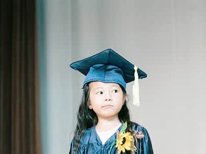 西山美希子さんのインスタグラム写真 - (西山美希子Instagram)「娘のgraduation の写真が出来て、眺めているとついこの間のことなのに、ずーっと前のことのように感じます。卒園生の中で、純日本人は娘だけでした。そんな国際的な環境で娘はもちろん、私たち家族が得たものは、かけがえのないものばかりです。楽しすぎる幼稚園生活だったね✨✨改めて、卒園おめでとう❤️ #graduation #classof2019」6月25日 22時39分 - mariaclove