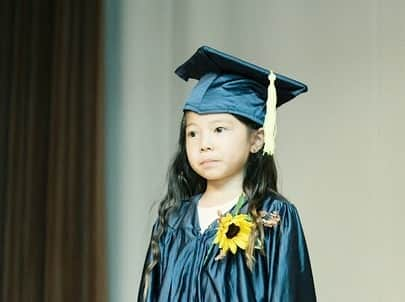 西山美希子さんのインスタグラム写真 - (西山美希子Instagram)「娘のgraduation の写真が出来て、眺めているとついこの間のことなのに、ずーっと前のことのように感じます。卒園生の中で、純日本人は娘だけでした。そんな国際的な環境で娘はもちろん、私たち家族が得たものは、かけがえのないものばかりです。楽しすぎる幼稚園生活だったね✨✨改めて、卒園おめでとう❤️ #graduation #classof2019」6月25日 22時39分 - mariaclove