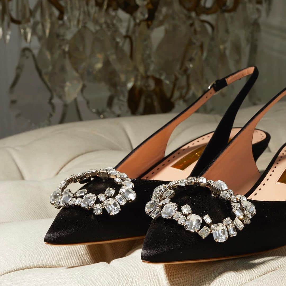 ルパートサンダーソンのインスタグラム：「Shine bright | Misty slingbacks with our shattered crystal pebble, now added to our #SS19 Sale | #Slingbacks #KittenHeels #TapToShop」