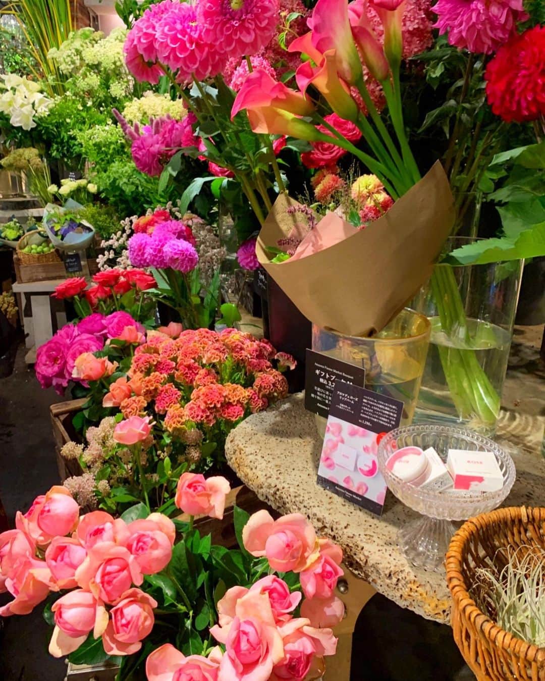 小松彩夏さんのインスタグラム写真 - (小松彩夏Instagram)「﻿ ﻿ ﻿昨日は岩手から旅行中だった母と、叔母3人を連れて大好きな『Aoyama Flower Market TEA HOUSE』へ♡﻿ ﻿ お花に囲まれながらお茶が出来る素敵すぎるスポット。﻿ ﻿ 季節によって色々なお花が楽しめます♡﻿ ﻿ 昨日はピンクのスモークツリーとトルコキキョウがとっても綺麗でした☆﻿ ﻿ ﻿ #青山フラワーマーケット #AoyamaFlowerMarket  #TEAHOUSE #ティーハウス #フラワー #flower #花 #花好き #癒し #青山 #表参道 #カフェ #コマログ﻿」6月25日 22時45分 - official_ayaka_502