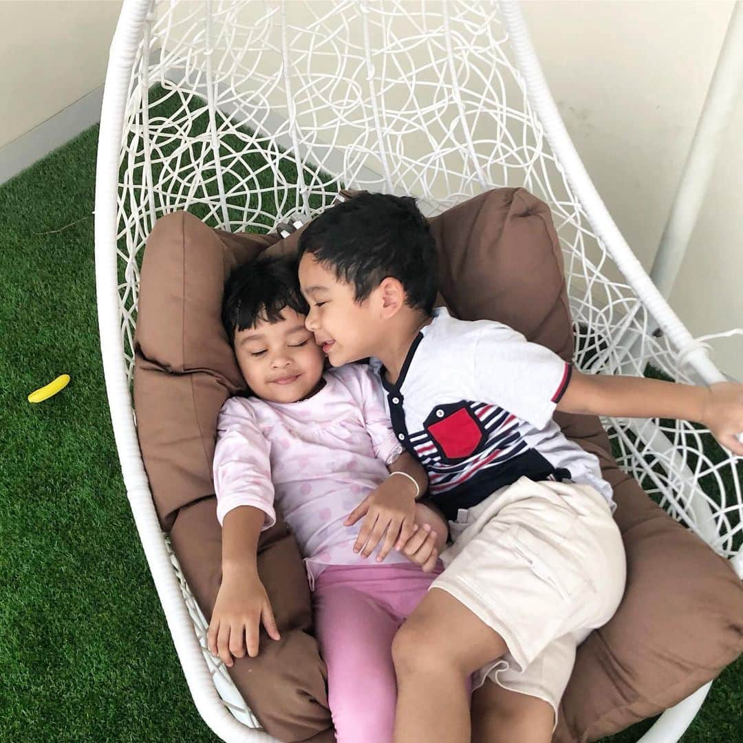 Shireen Sungkarさんのインスタグラム写真 - (Shireen SungkarInstagram)「Abang adam sayang kaka hawwa ,5 menit kemudian ayunannya tumbang 🤣keaktifan merekanya haha masyaaAllah tabarakallah dua anak ini aktif bgt 😂❤️yg ptg sehat sehat ya nakk bonus buat mami ngejar sana sini ngurusin badan 😂」6月25日 22時46分 - shireensungkar